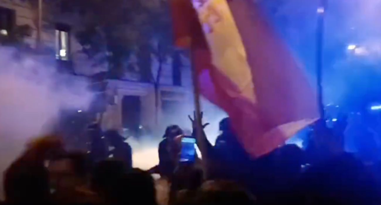 Un momento de la manifestación delante de la sede del PSOE en Madrid. Un momento de la manifestación delante de la sede del PSOE en Madrid.