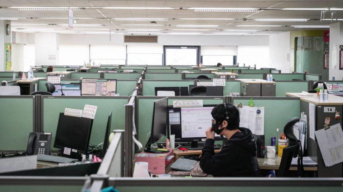 Una teleoperadora atendiendo una llamada en un servicio de atención al cliente.