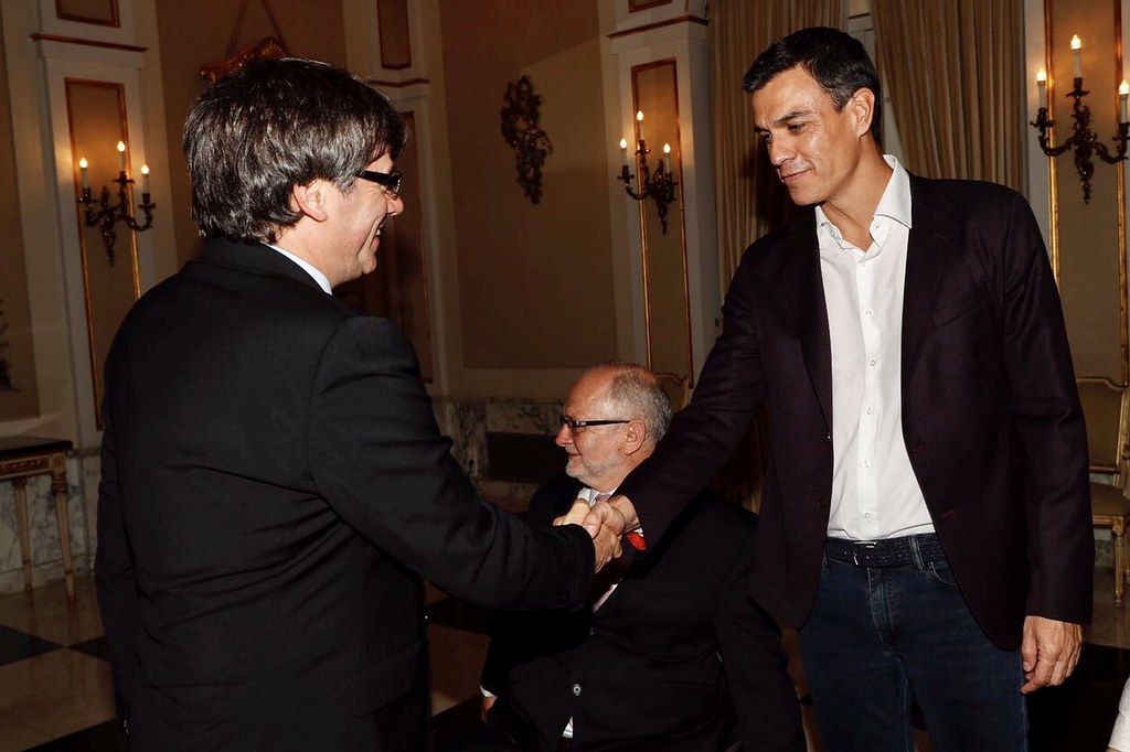 Pedro Sánchez y Carles Puigdemont, en un acto en 2017, antes del referéndum independentista. Pedro Sánchez y Carles Puigdemont, en un acto en 2017, antes del referéndum independentista.