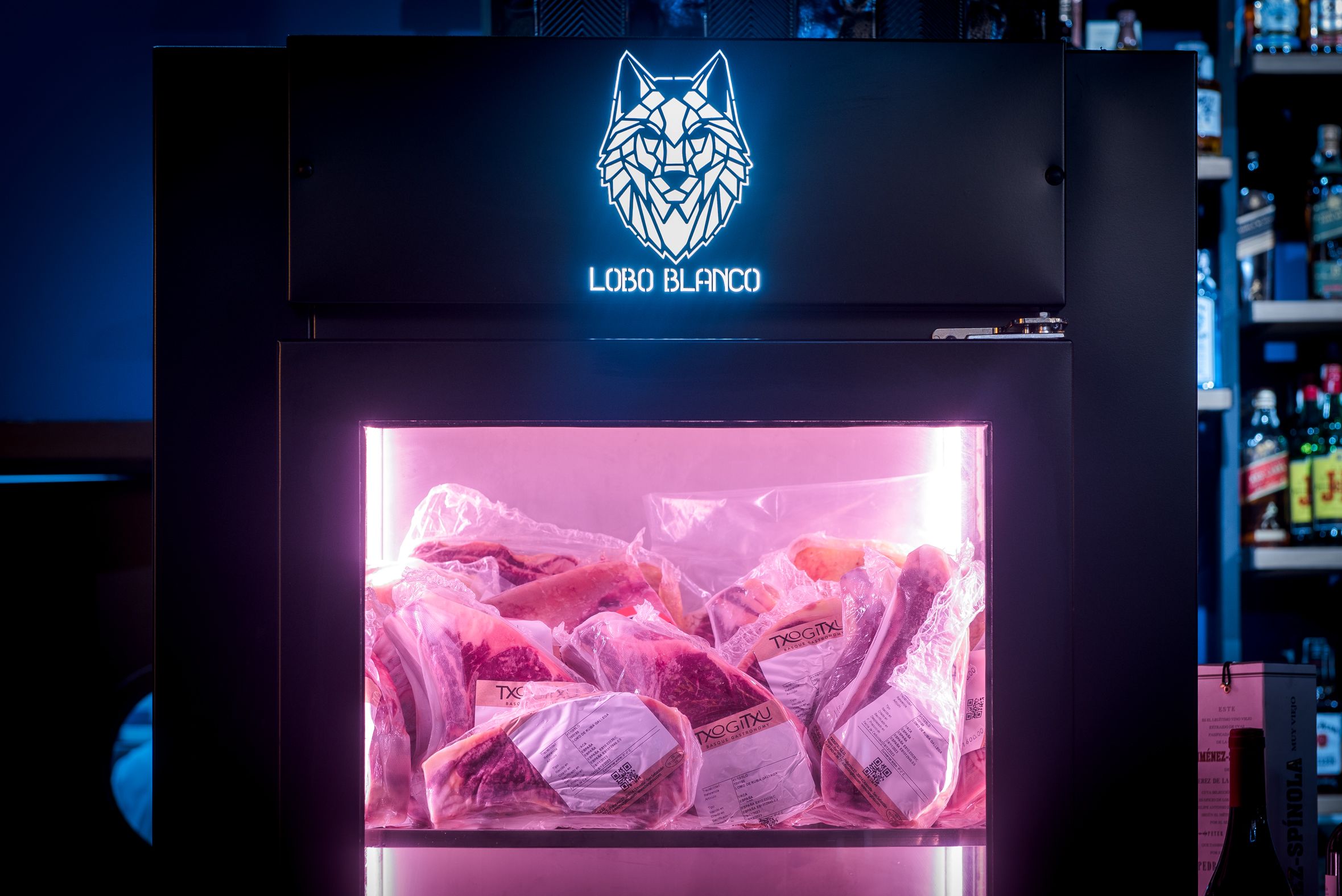 Un expositor de carnes de Lobo Blanco, en avenida de Miraflores.