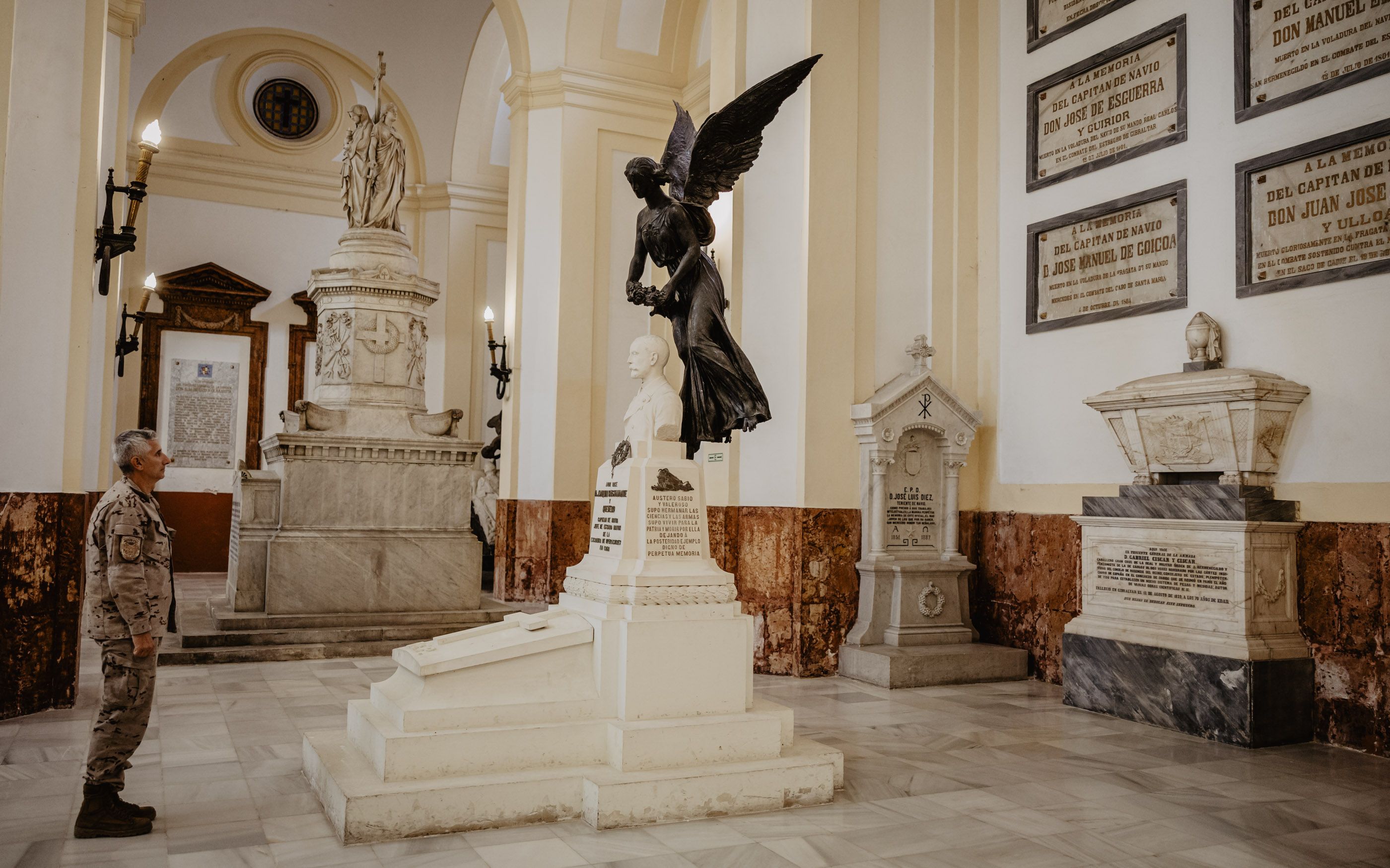 Lápidas en el interior del edificio.