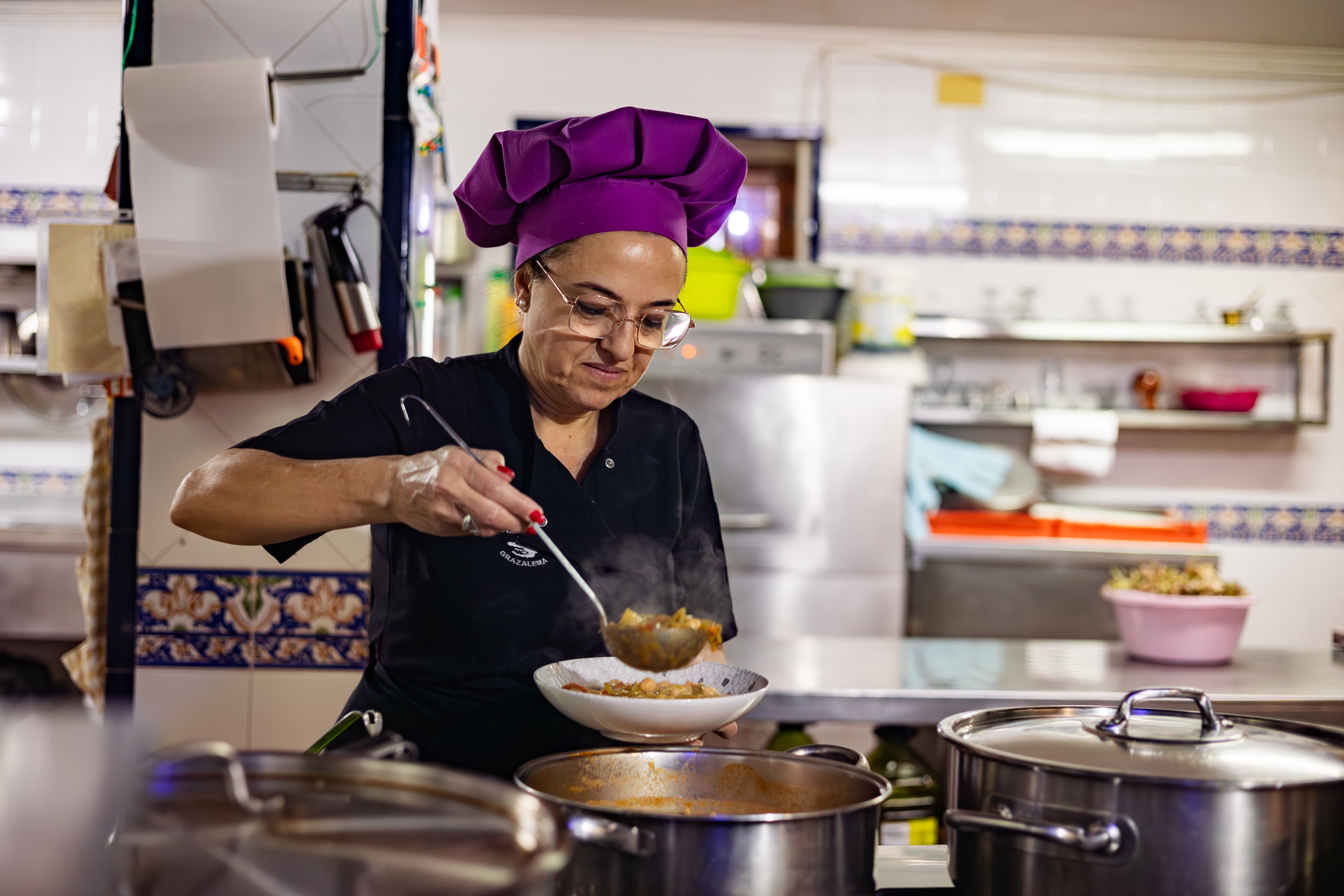 Loli Gómez emplata uno de los guisos tradicionales que han dado fama al restaurante.