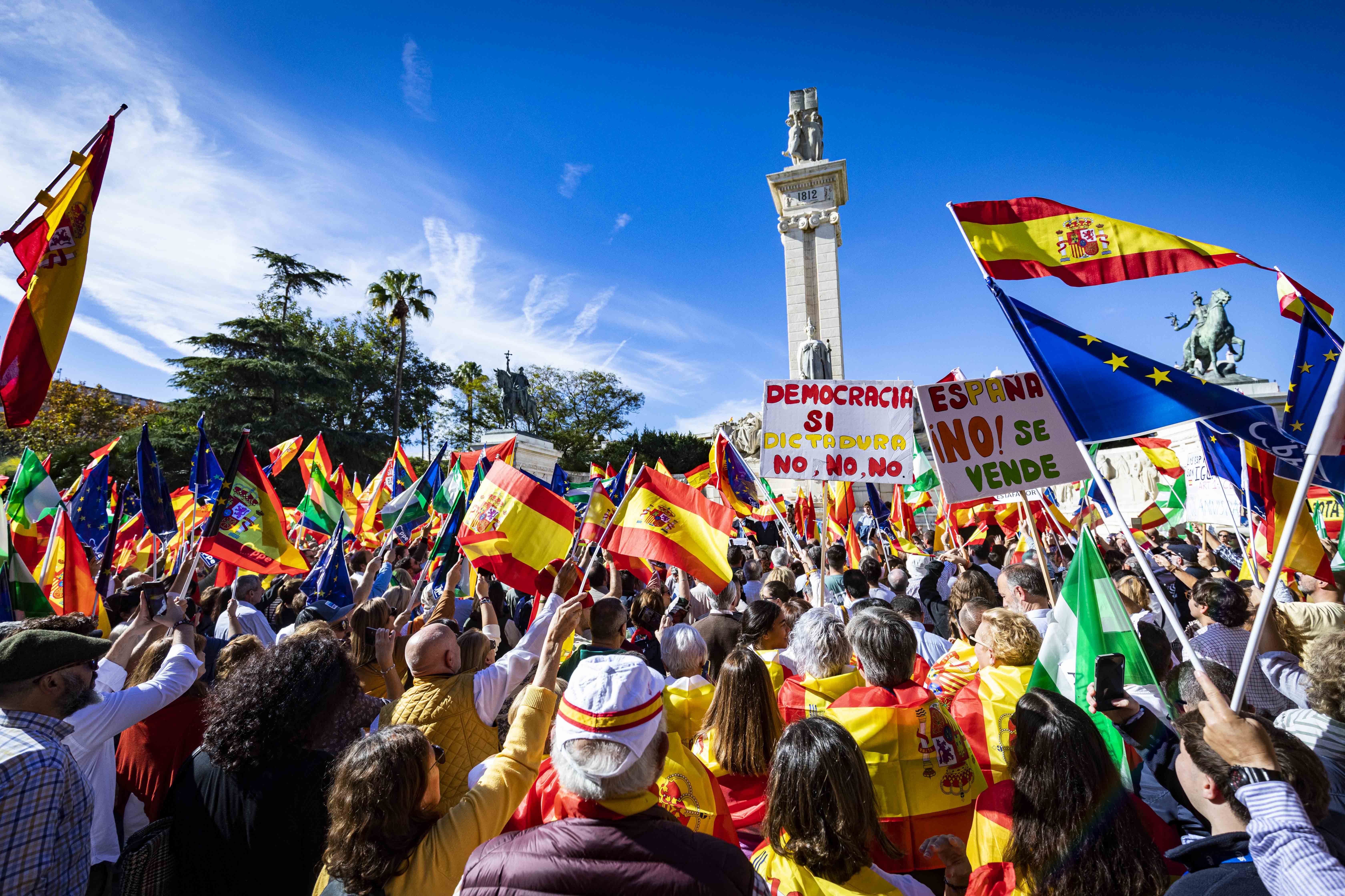 La concentración contra los acuerdos de Pedro Sánchez, bajo el monumento a la Constitución de 1812.