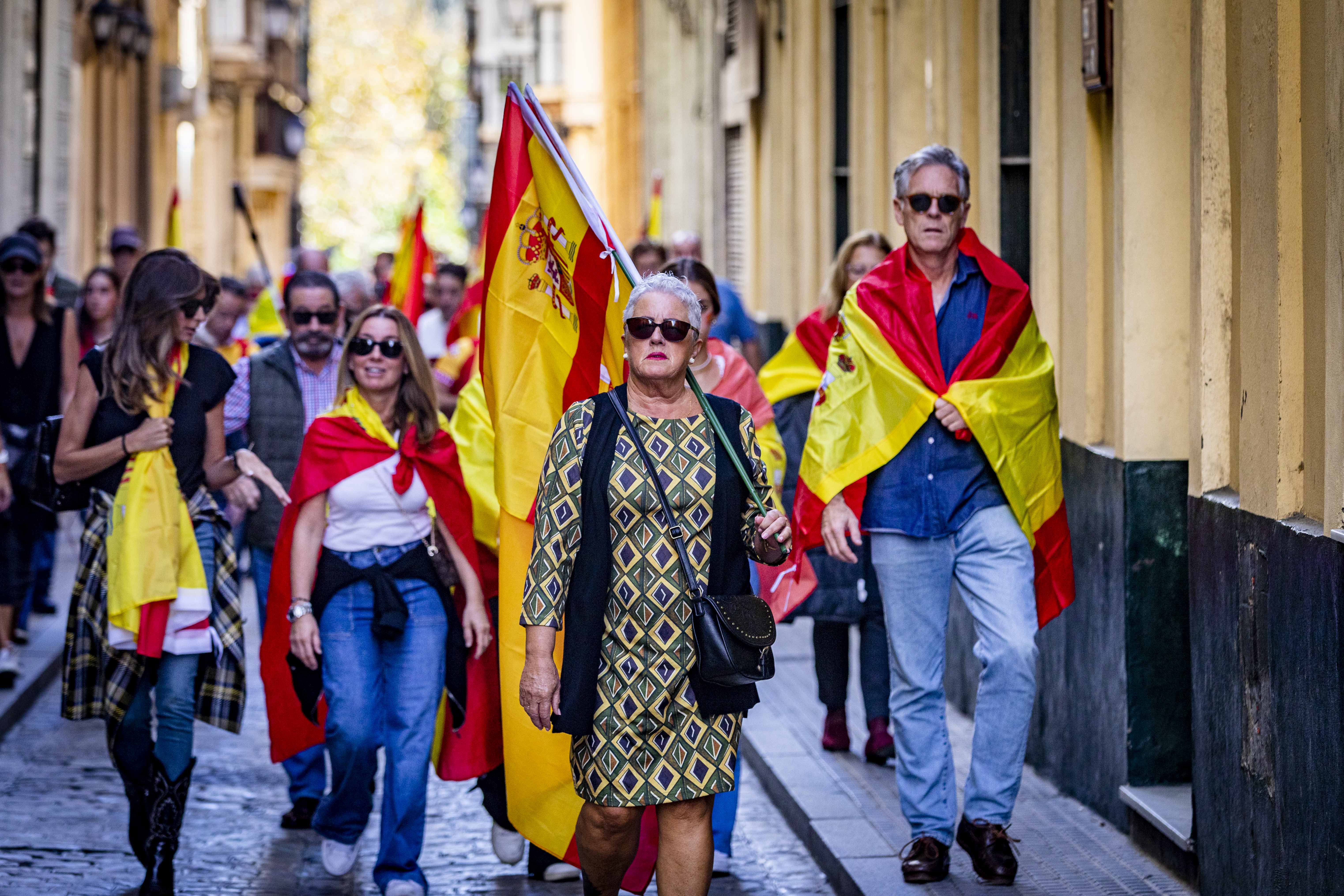 Algunos de los concentrados en la plaza de España, camino de la sede del PSOE.   GERMÁN MESA