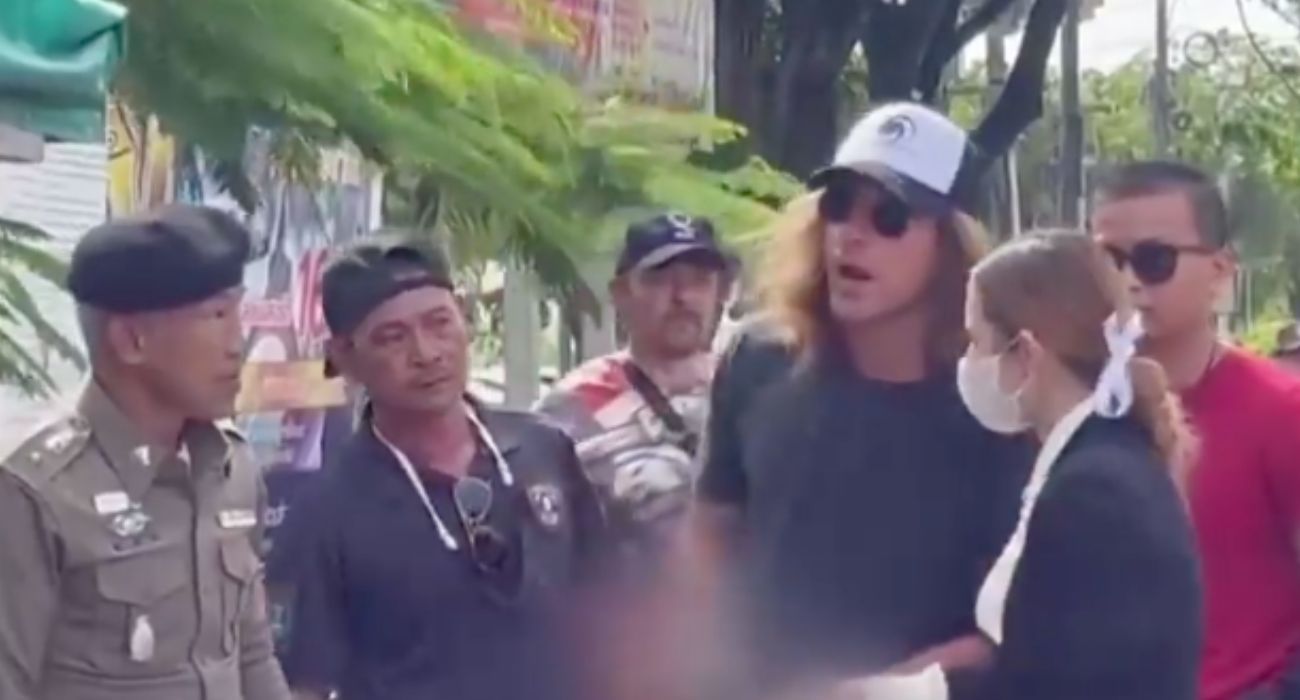 Daniel Sancho, reconstruyendo el crimen junto a la Policía de Tailandia.