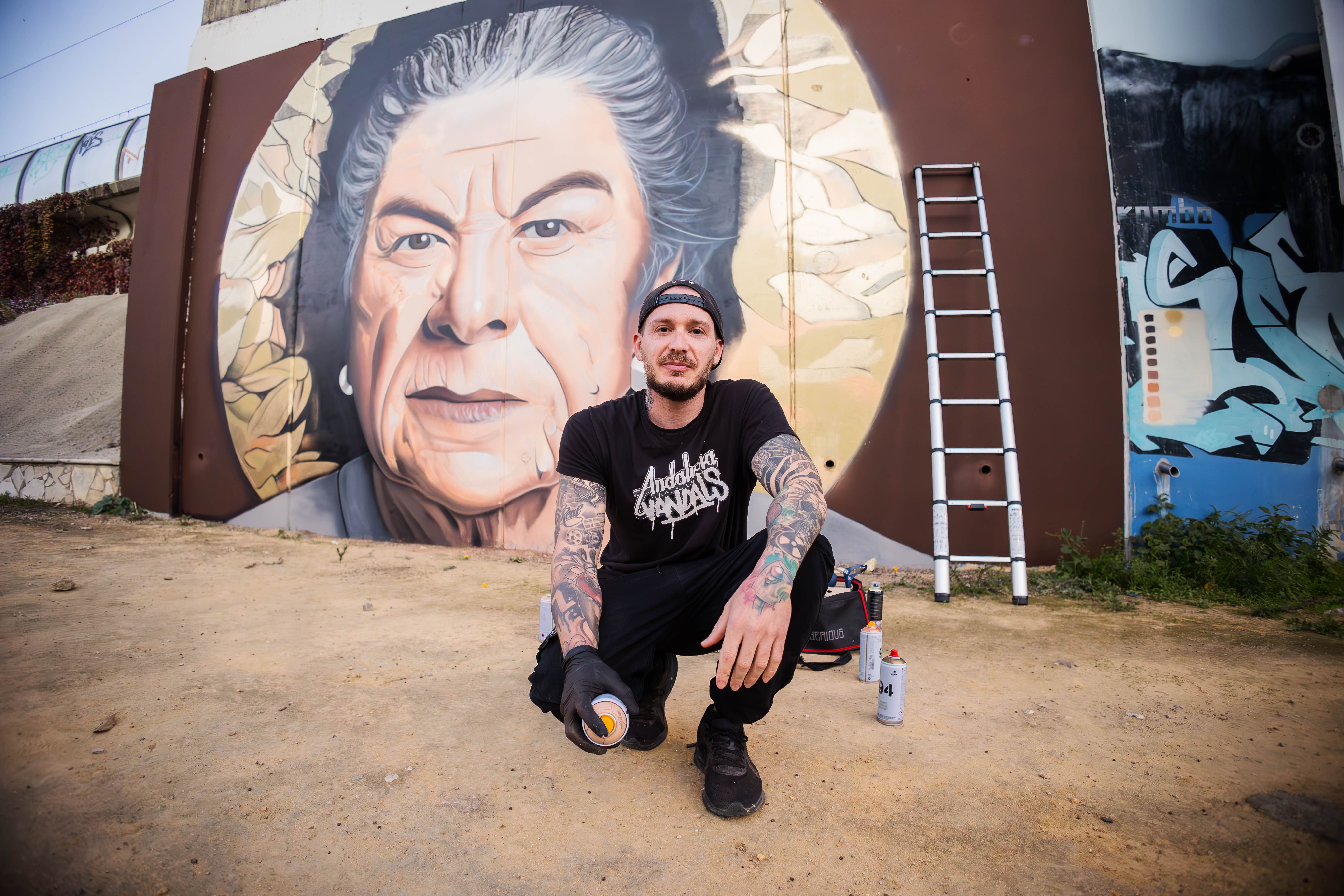 Fran Castro, Cosa.V., delante del mural de La Paquera. 