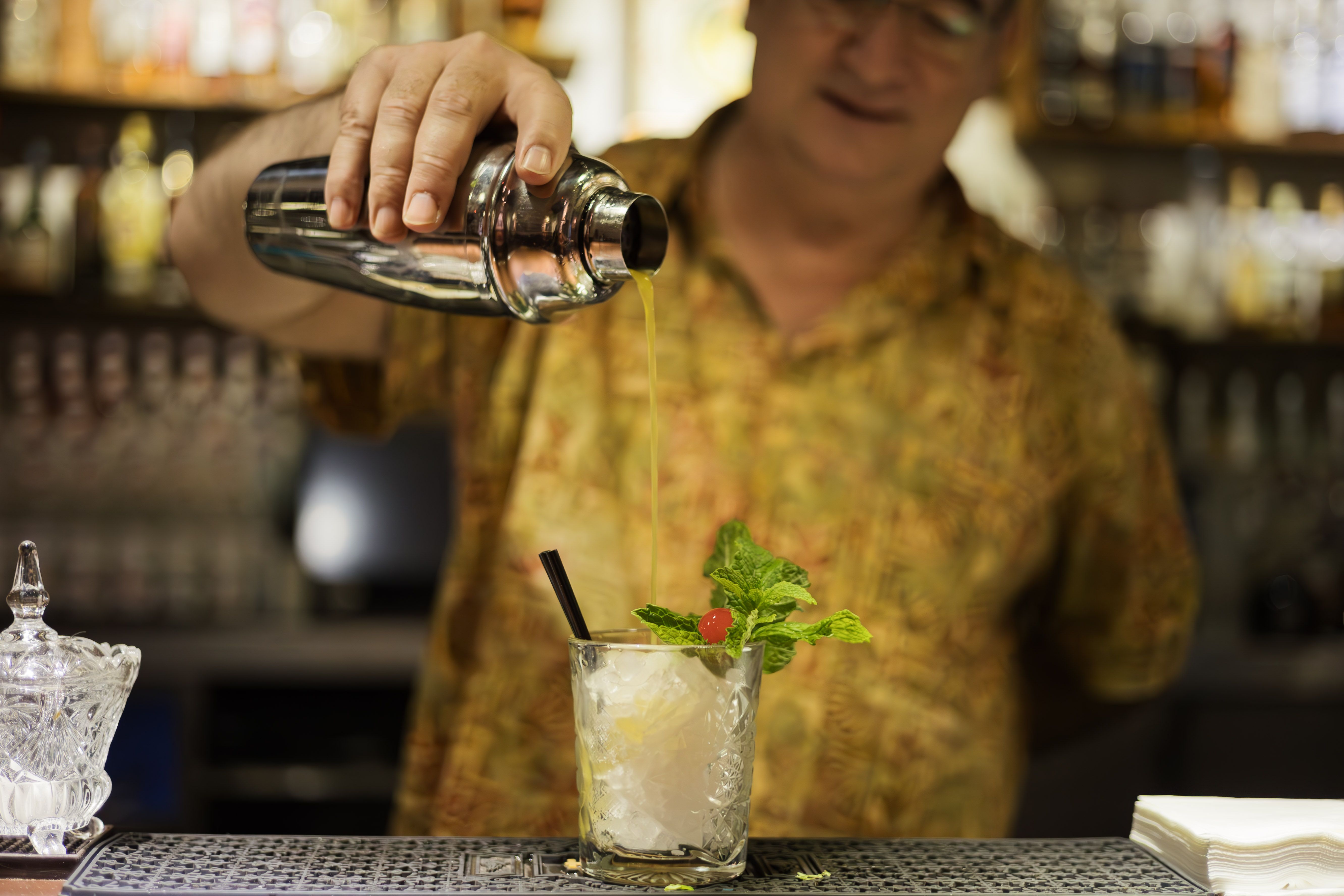 El barman rematando uno de sus preparados.     CANDELA NÚÑEZ