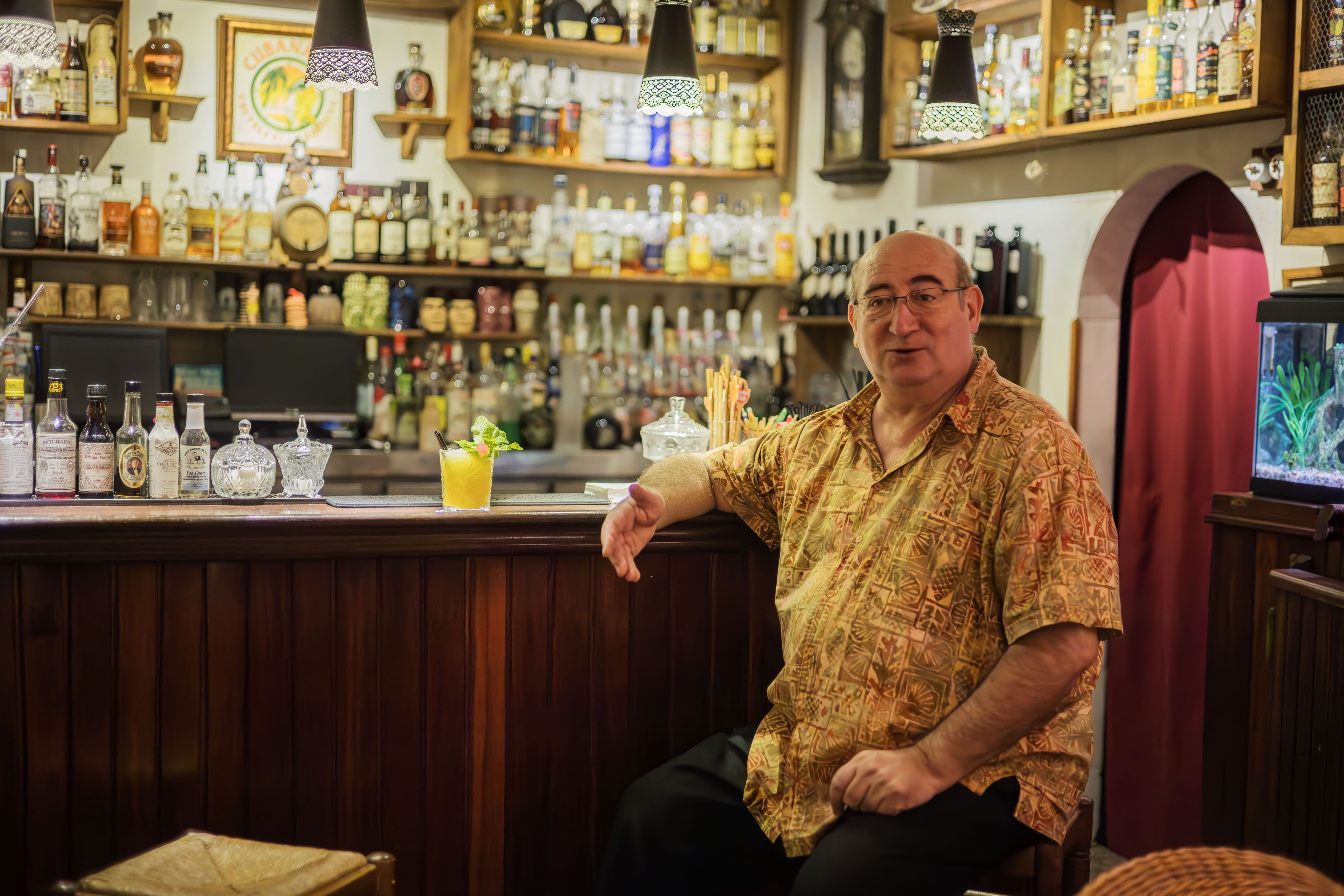 García posando en la barra del Cubaname.      