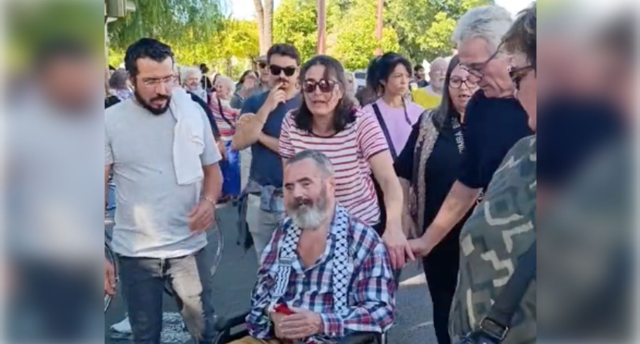 Sánchez Gordillo, en silla de ruedas, en una manifestación de apoyo a Palestina en Siria. Sánchez Gordillo, en silla de ruedas, en una manifestación de apoyo a Palestina en Siria.