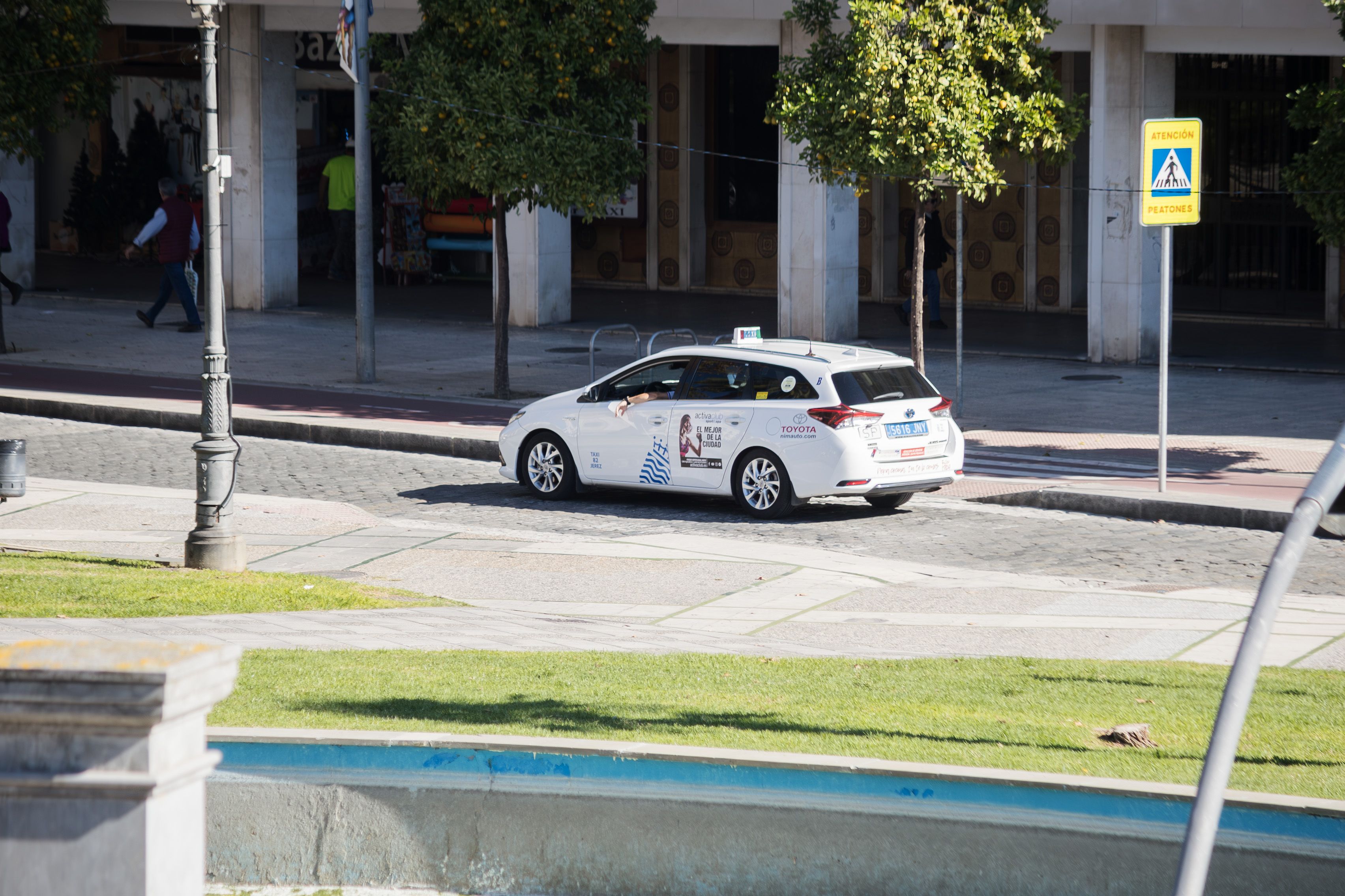 Un taxi circula por Jerez en una imagen de archivo.