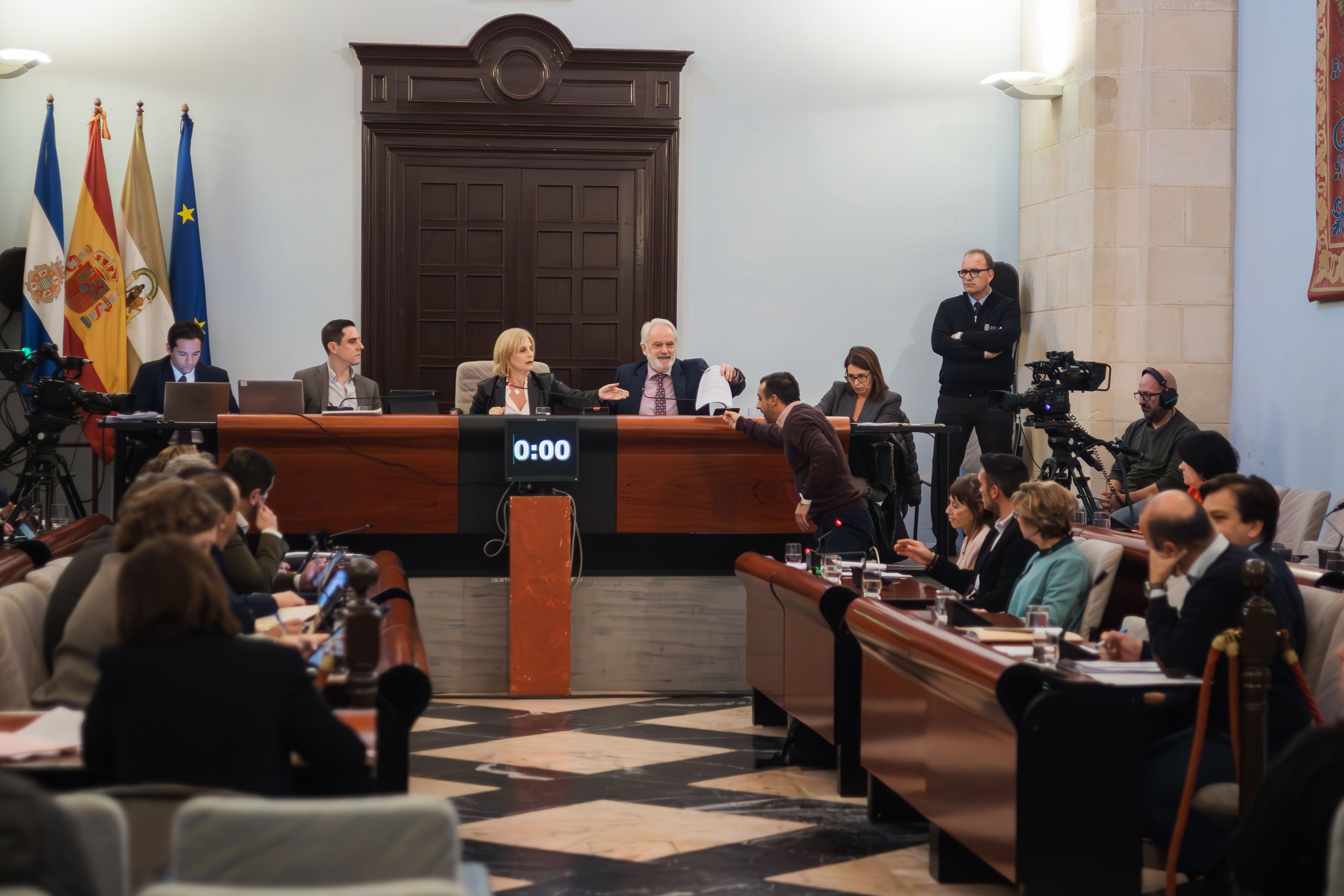 María José García-Pelayo, alcaldesa de Jerez, presidiendo un pleno y Díaz, del PSOE, dirigiéndose a la presidencia. María José García-Pelayo, alcaldesa de Jerez, presidiendo un pleno y Díaz, del PSOE, dirigiéndose a la presidencia.