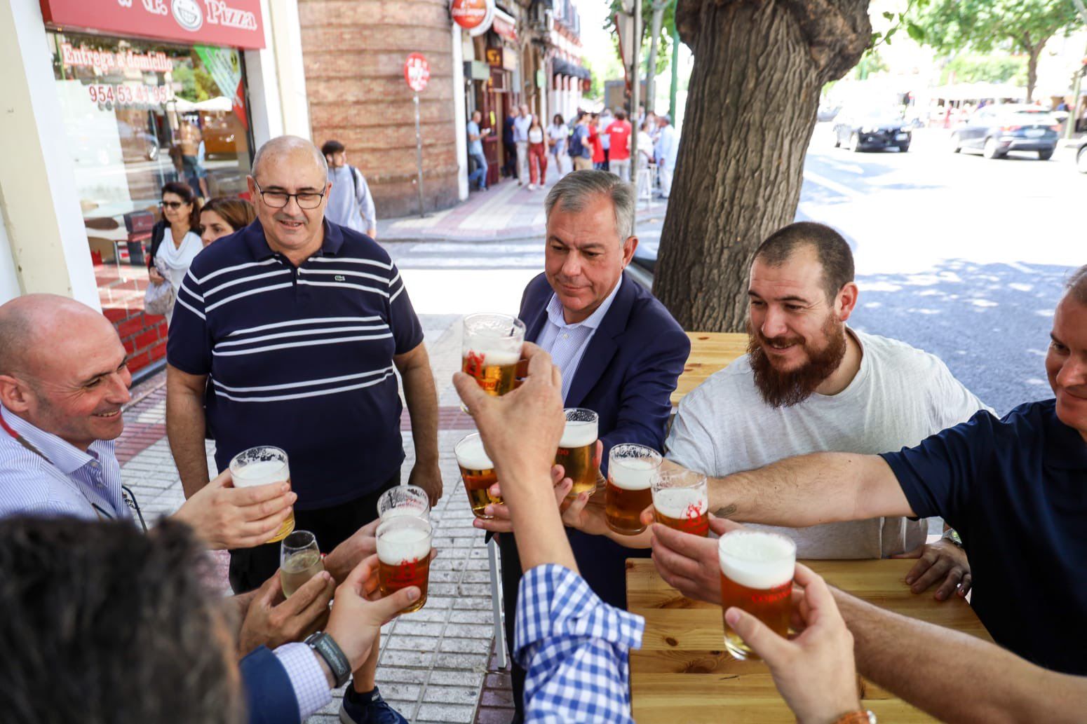 José Luis Sanz, antes de las elecciones, compartiendo cervezas de pie en la calle. José Luis Sanz, antes de las elecciones, compartiendo cervezas de pie en la calle.