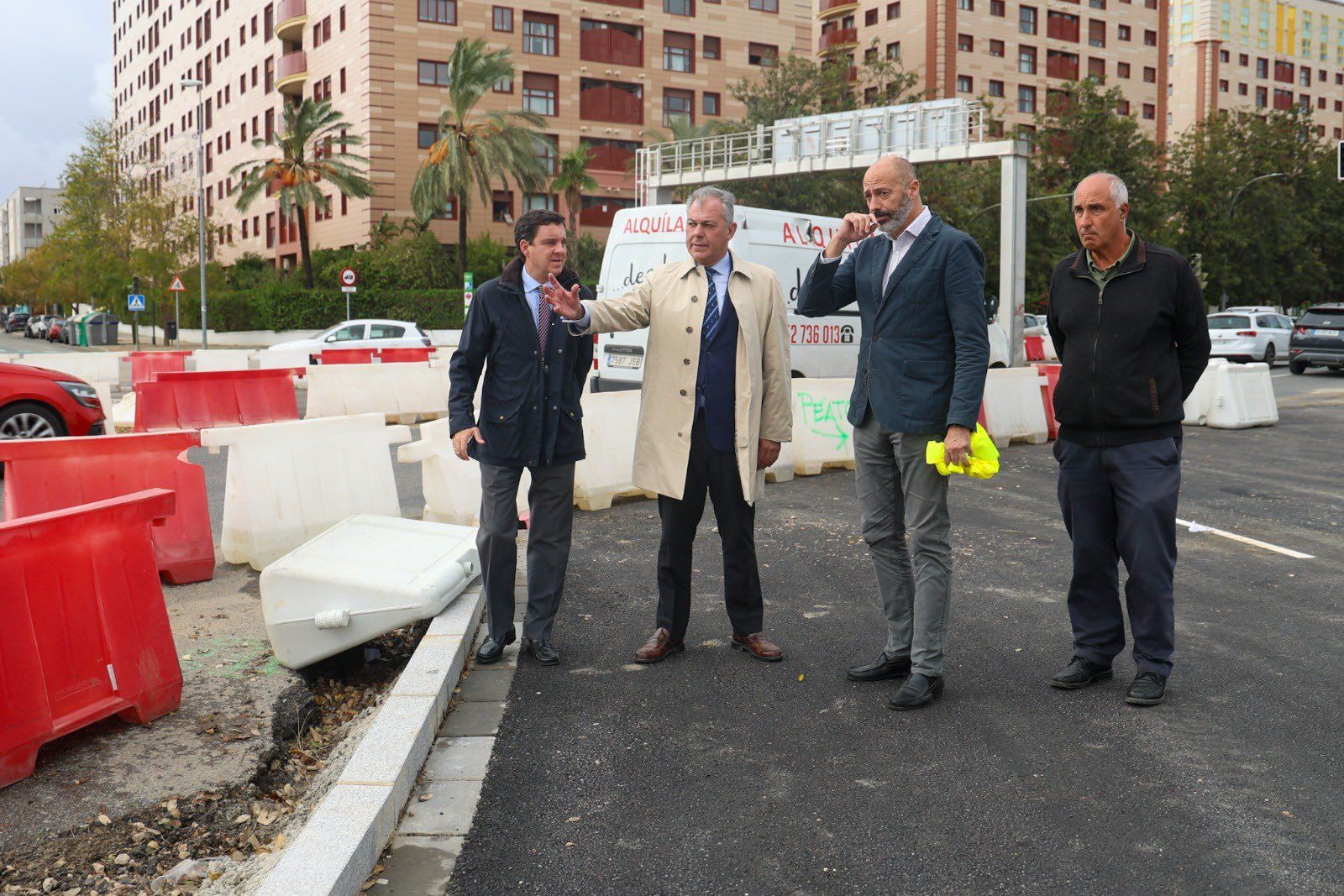 José Luis Sanz, alcalde de Sevilla, en una visita a obras de reasfaltado.