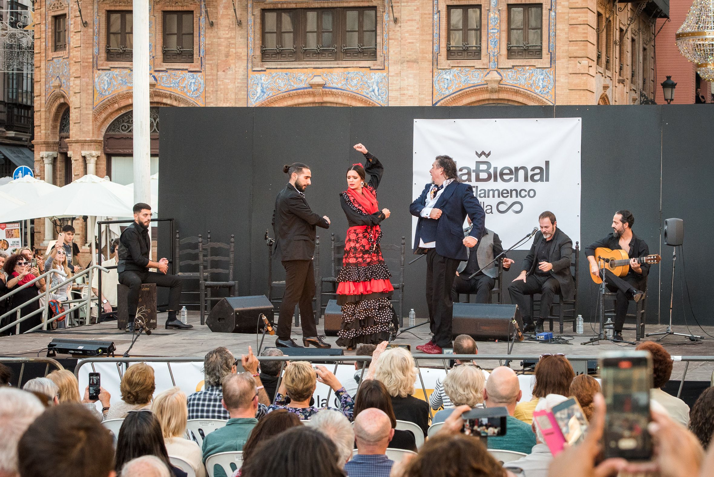 Un momento en el escenario de plaza de San Francisco por el Día del Flamenco. Un momento en el escenario de plaza de San Francisco por el Día del Flamenco.