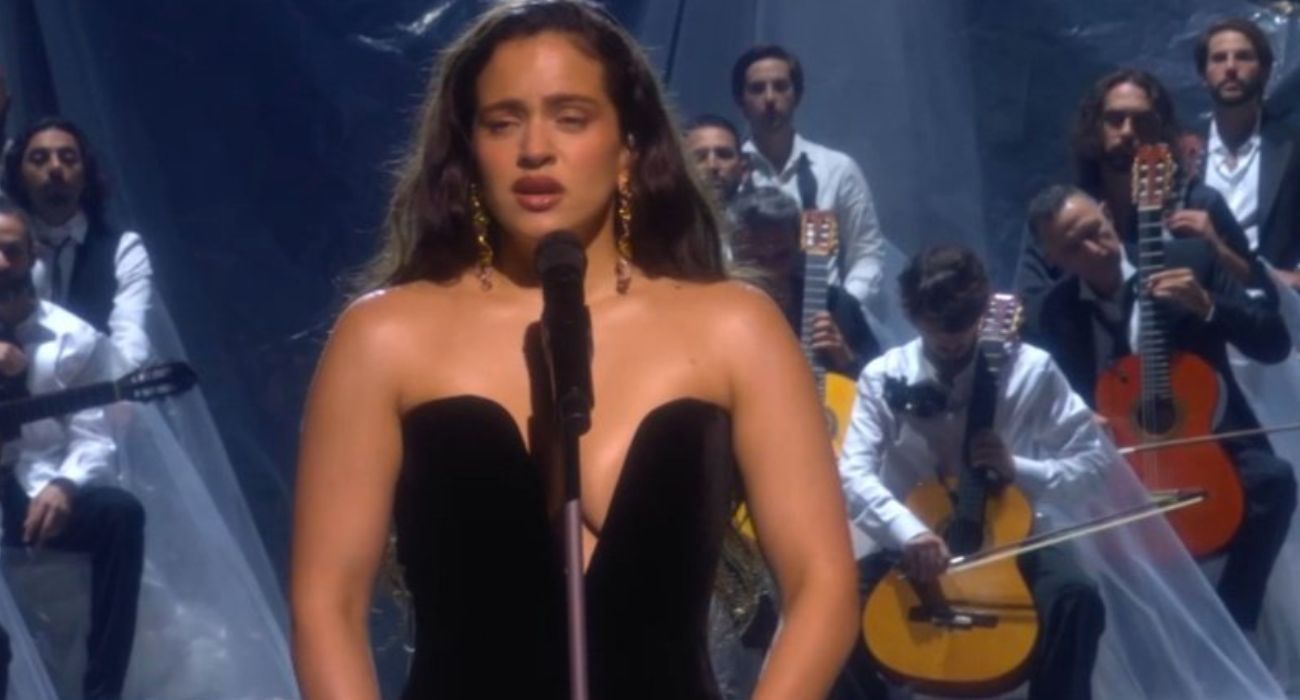 Rosalía, interpretando la canción que Manuel Alejandro escribió para Rocío Jurado. Rosalía, interpretando la canción que Manuel Alejandro escribió para Rocío Jurado.