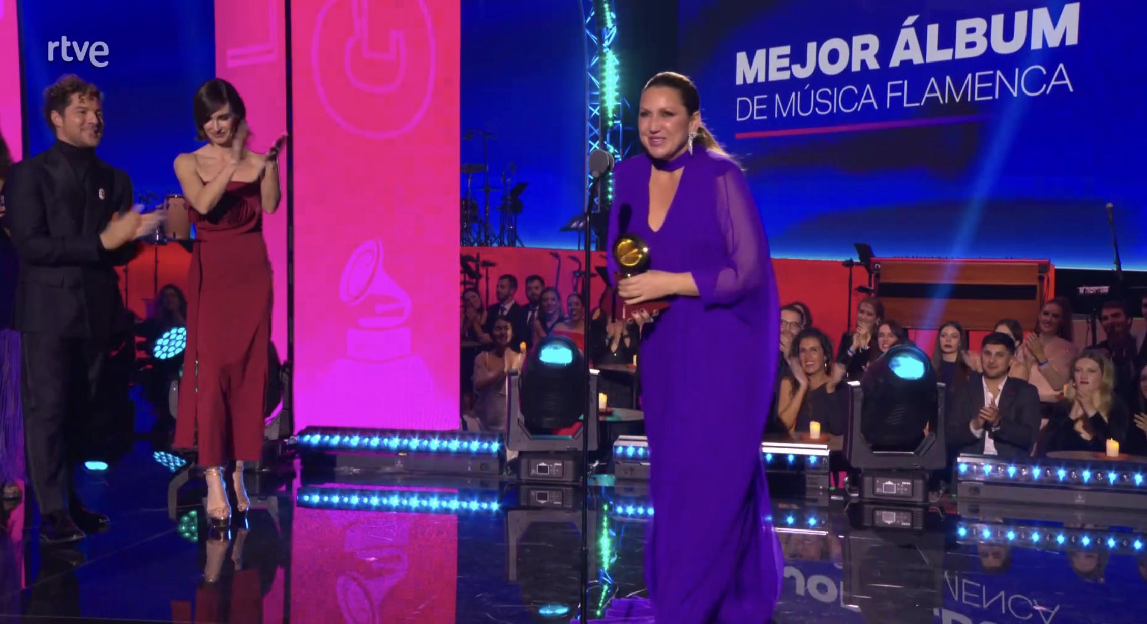 Niña Pastori recoge emocionada el Grammy Latino al mejor álbum flamenco por su disco 'Camino' Niña Pastori recoge emocionada el Grammy Latino al mejor álbum flamenco por su disco 'Camino'
