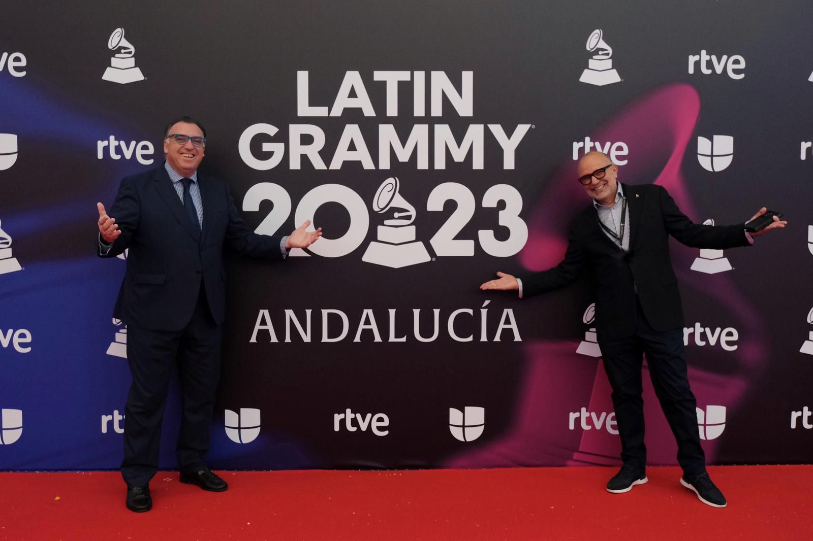 Arturo Bernal, consejero de Turismo, junto a un cartel de los Grammy Latinos. Arturo Bernal, consejero de Turismo, junto a un cartel de los Grammy Latinos.