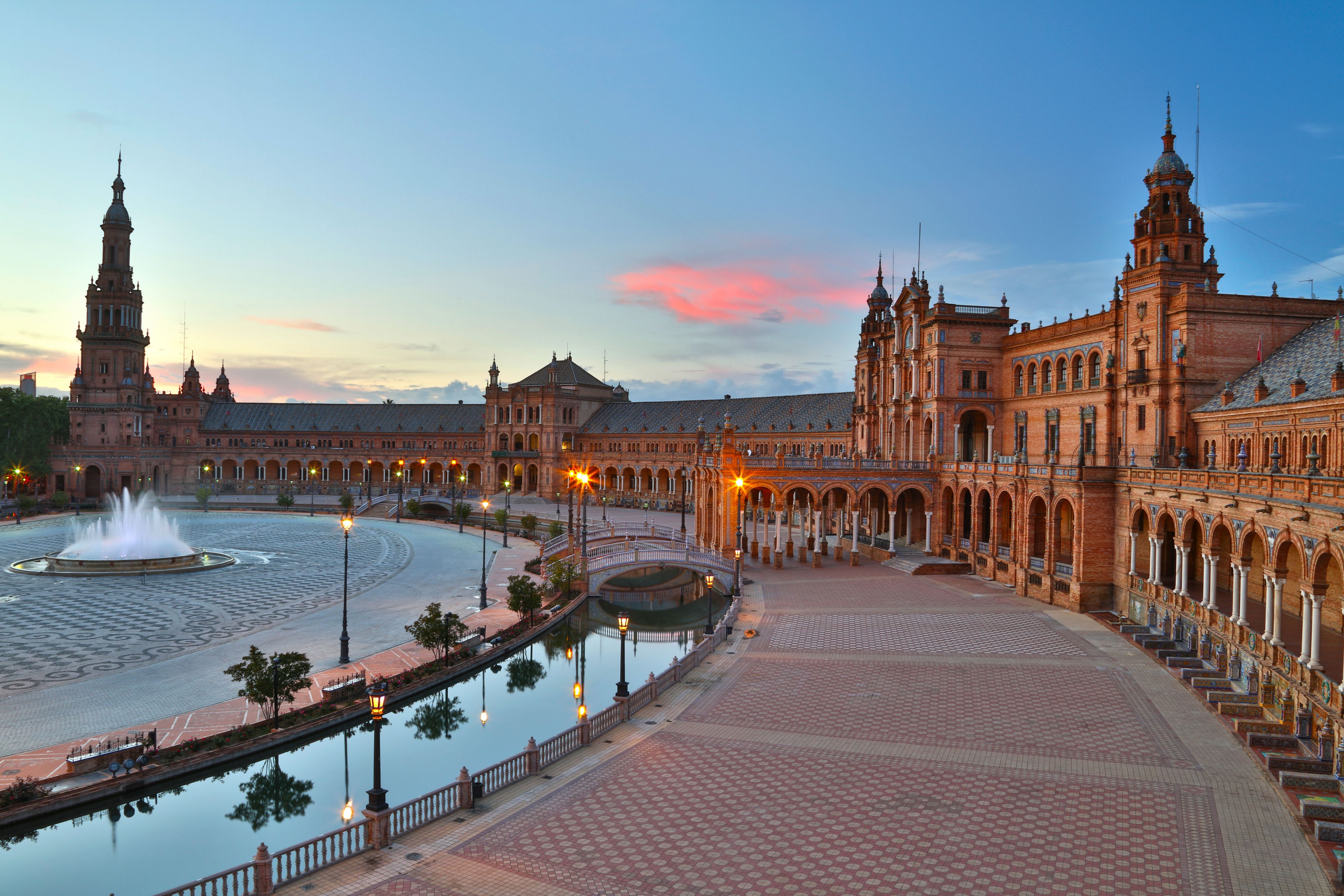 La plaza de España de Sevilla. La plaza de España de Sevilla.
