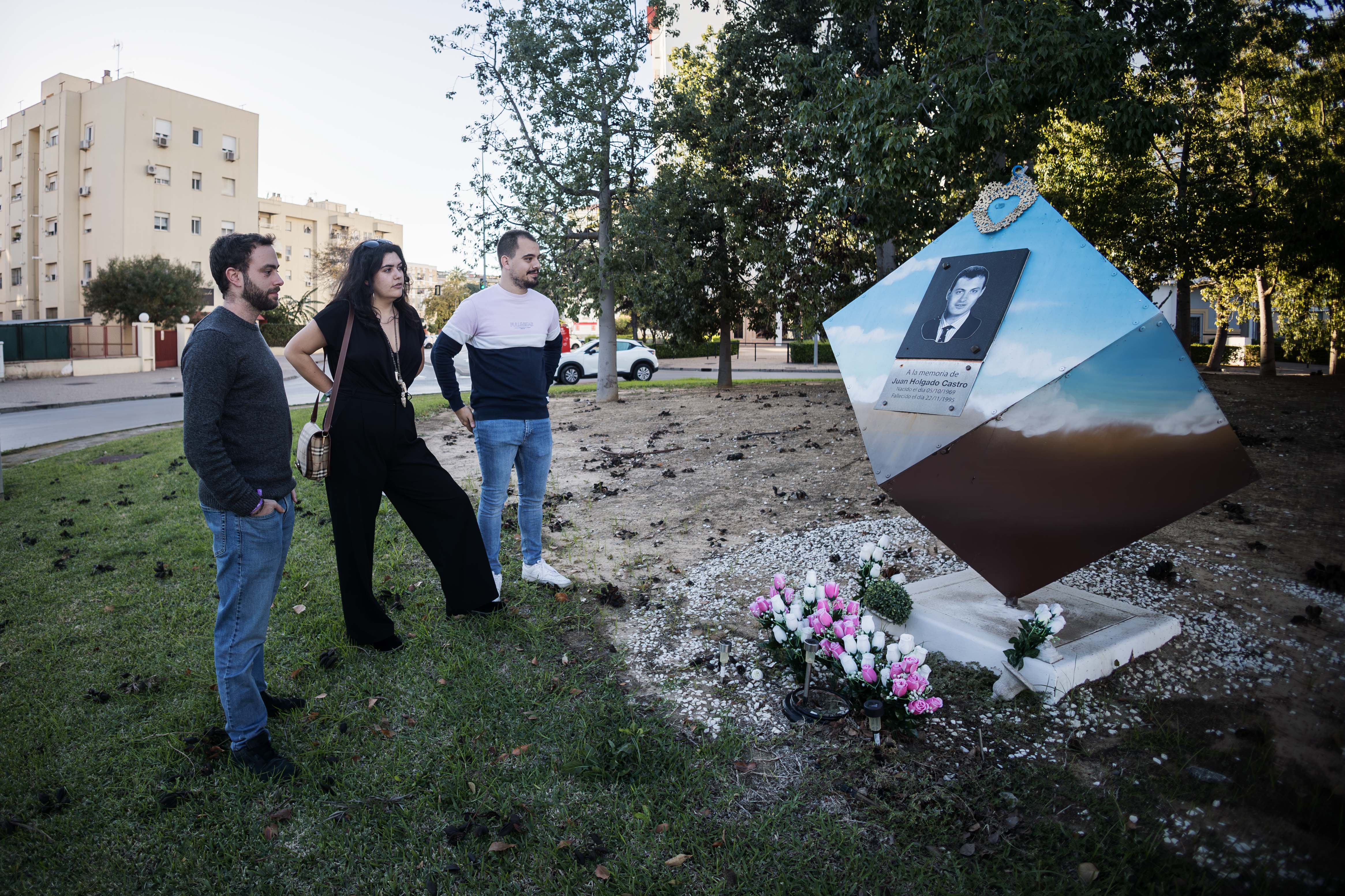 Jóvenes jerezanos recuerdan el crimen de Juan Holgado, 28 años después. El pasado domingo en el monolito que recuerda al joven.
