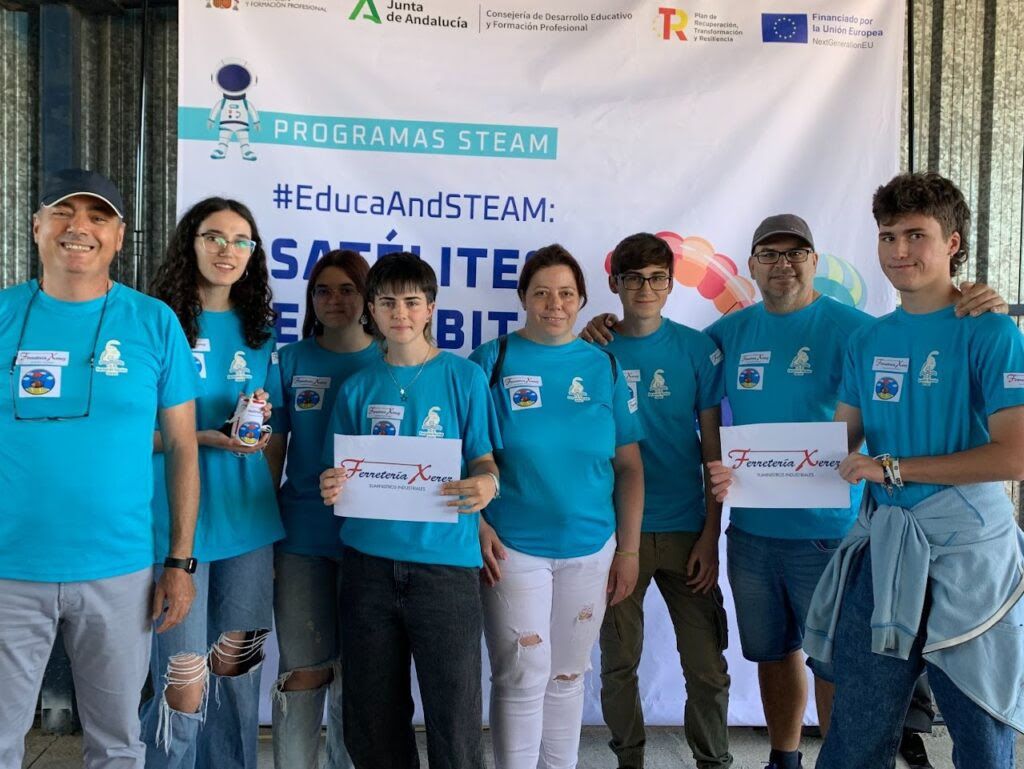 Estudiantes del ES Fernando Savater a los que la empresa ayuda en su participación en el desafío Cansat de la Agencia Espacial.