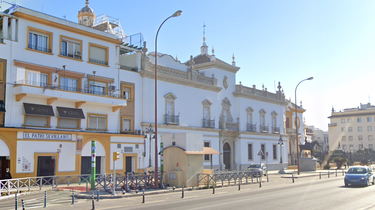 Los números 10 y 11 de Paseo Colón, junto a la plaza de toros de La Maestranza.
