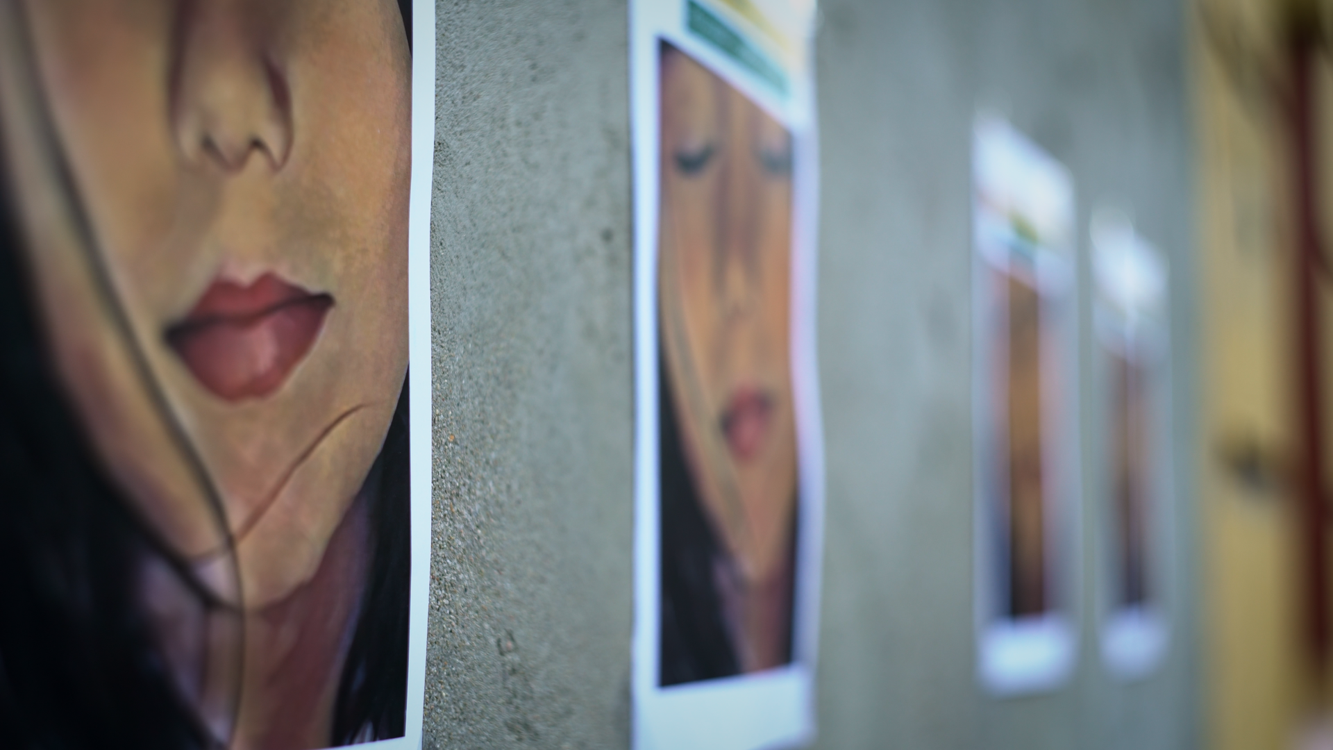 Fotograma con carteles de Kira, una de las jóvenes que se quitó la vida, en 'Dolor Impune'. Fotograma con carteles de Kira, una de las jóvenes que se quitó la vida, en 'Dolor Impune'.