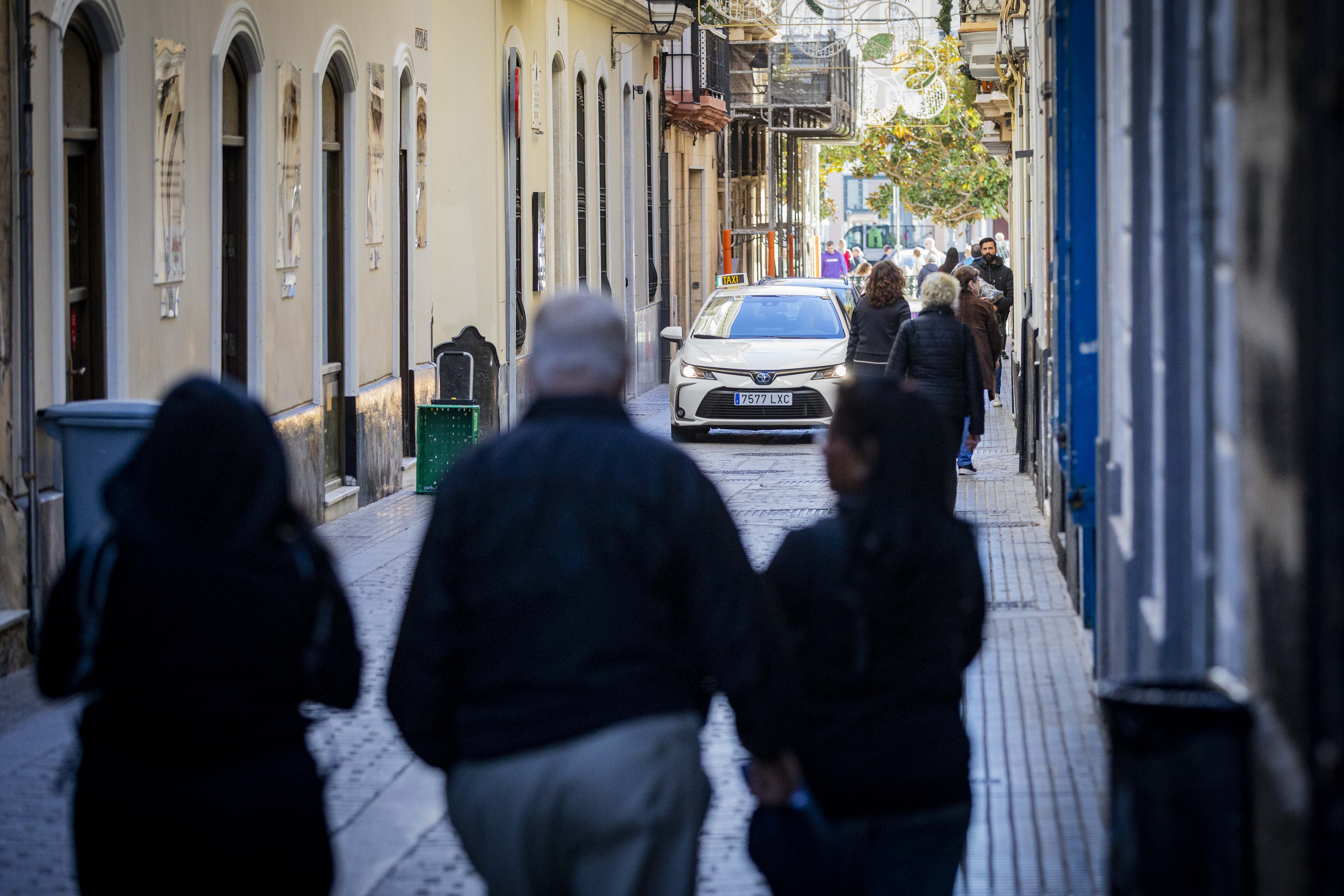Peatones por la calle Veedor, en el centro de Cádiz.  GERMÁN MESA