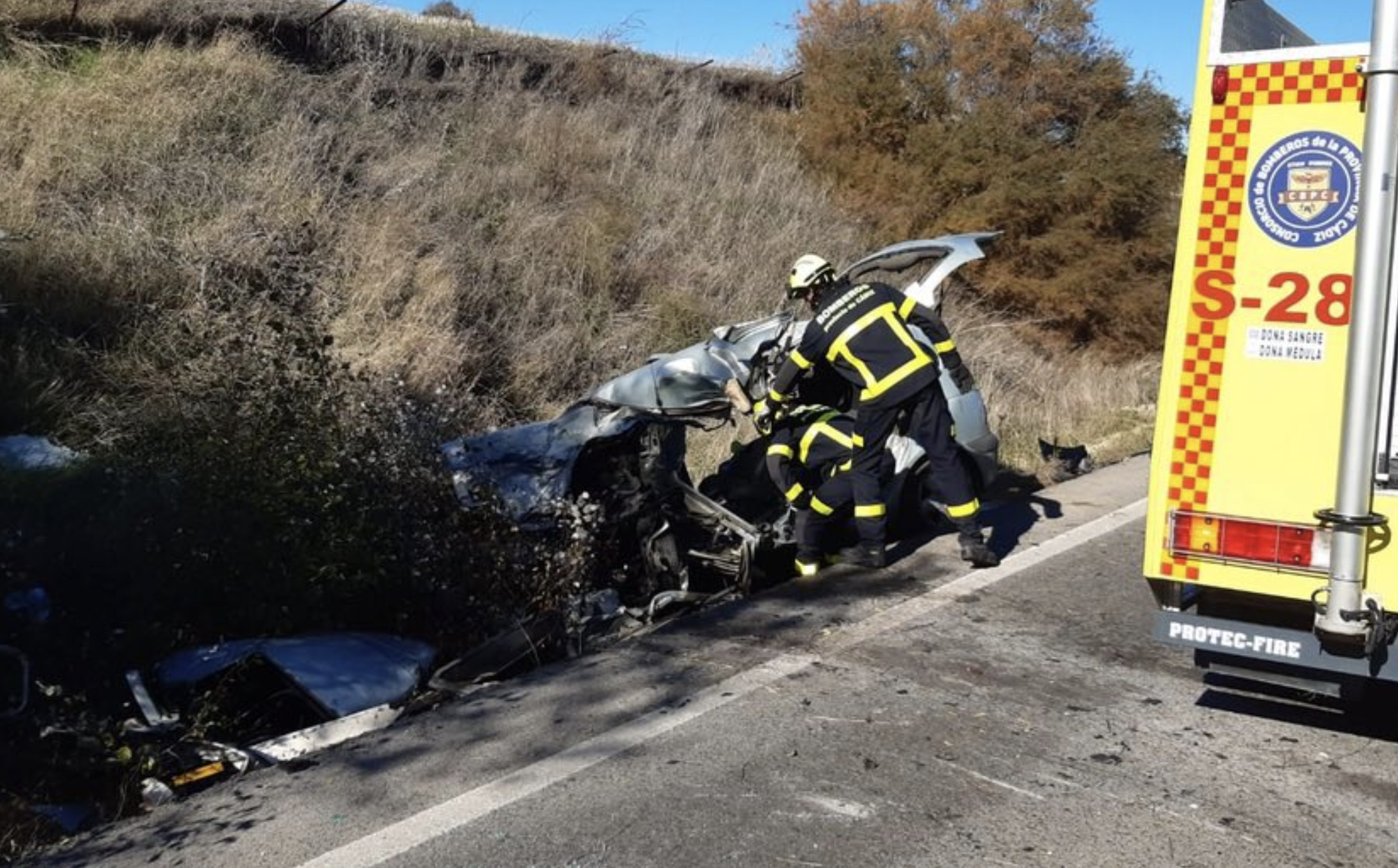 Estado del turismo tras impactar con el camión en la A-384 entre Olvera y Villamartín, este jueves. Estado del turismo tras impactar con el camión en la A-384 entre Olvera y Villamartín, este jueves.