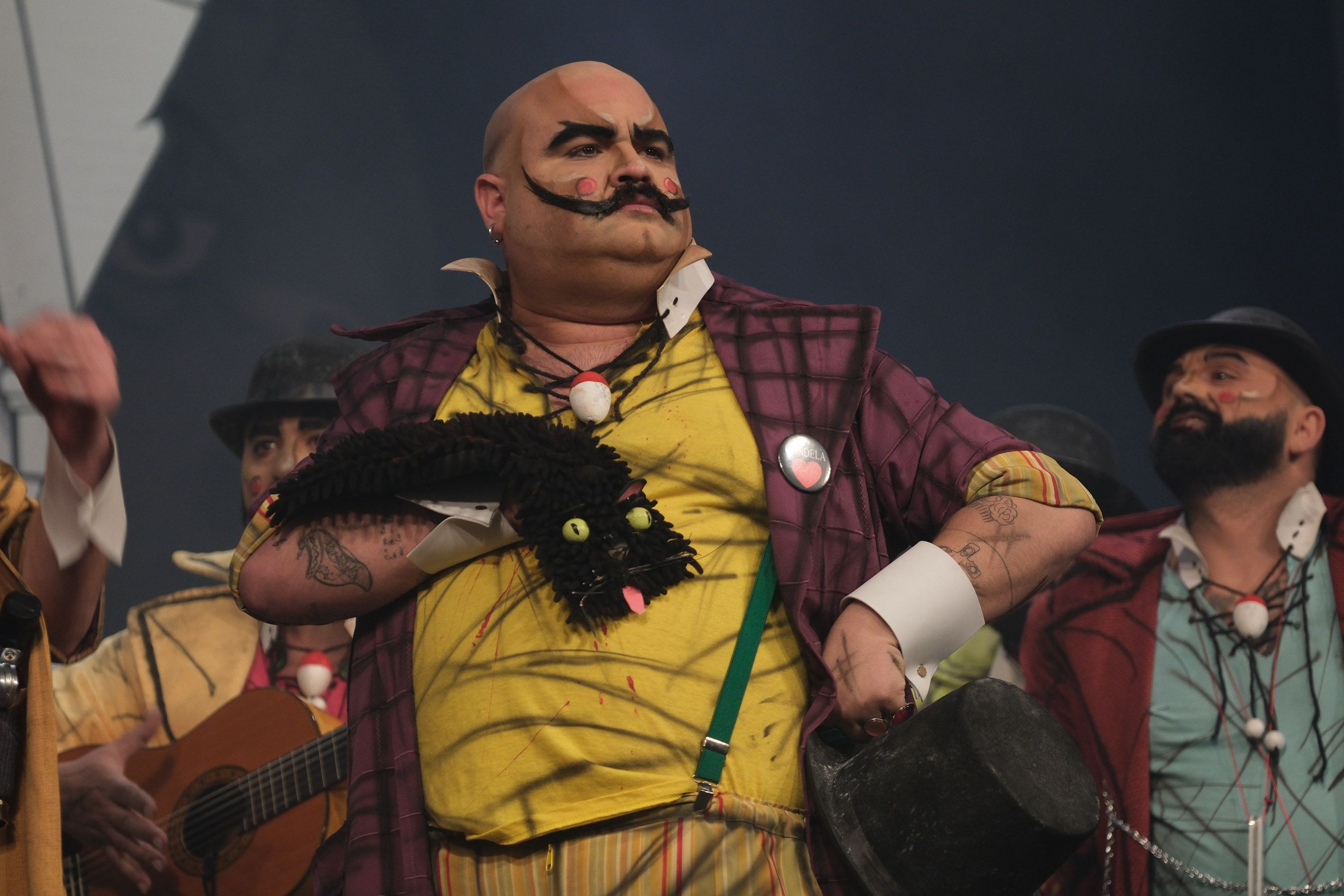 Manolín Santander, de la chirigota 'Los Viñanos', durante la pasada final del Falla.