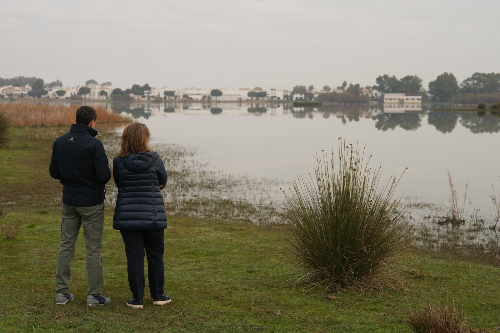 El presidente de la Junta, Juanma Moreno, con la vicepresidenat Teresa Ribera, en Doñana.