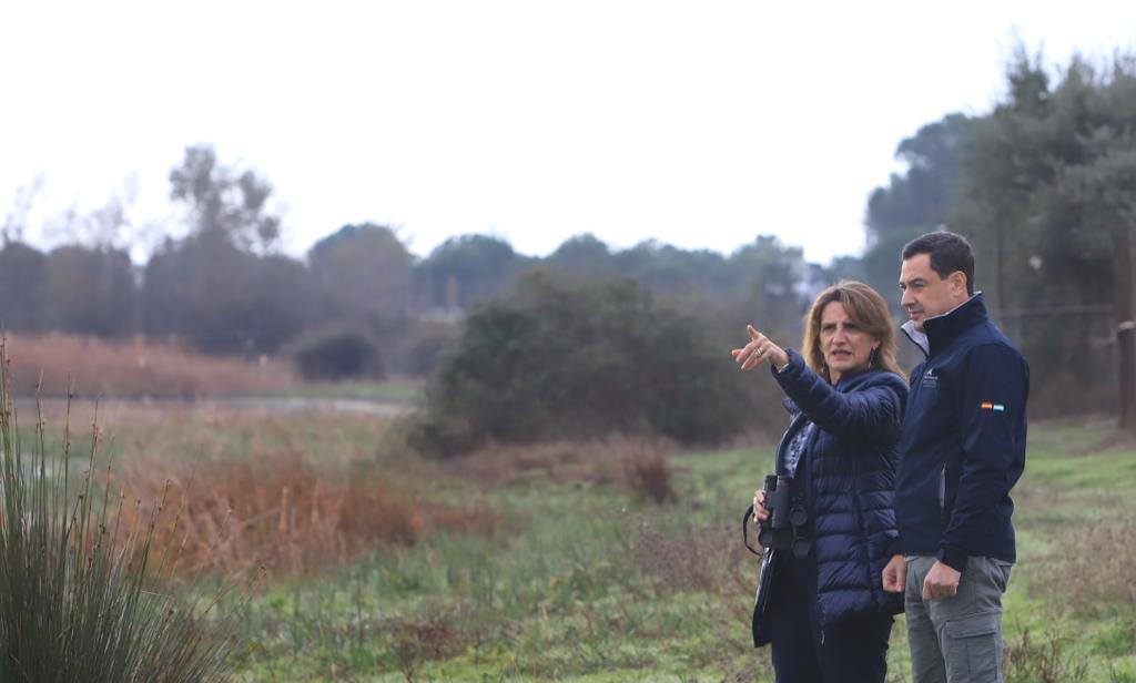 Teresa Ribera, aún ministra y Juanma Moreno, en Doñana, en la firma de los acuerdos que desbloquearon la situación.