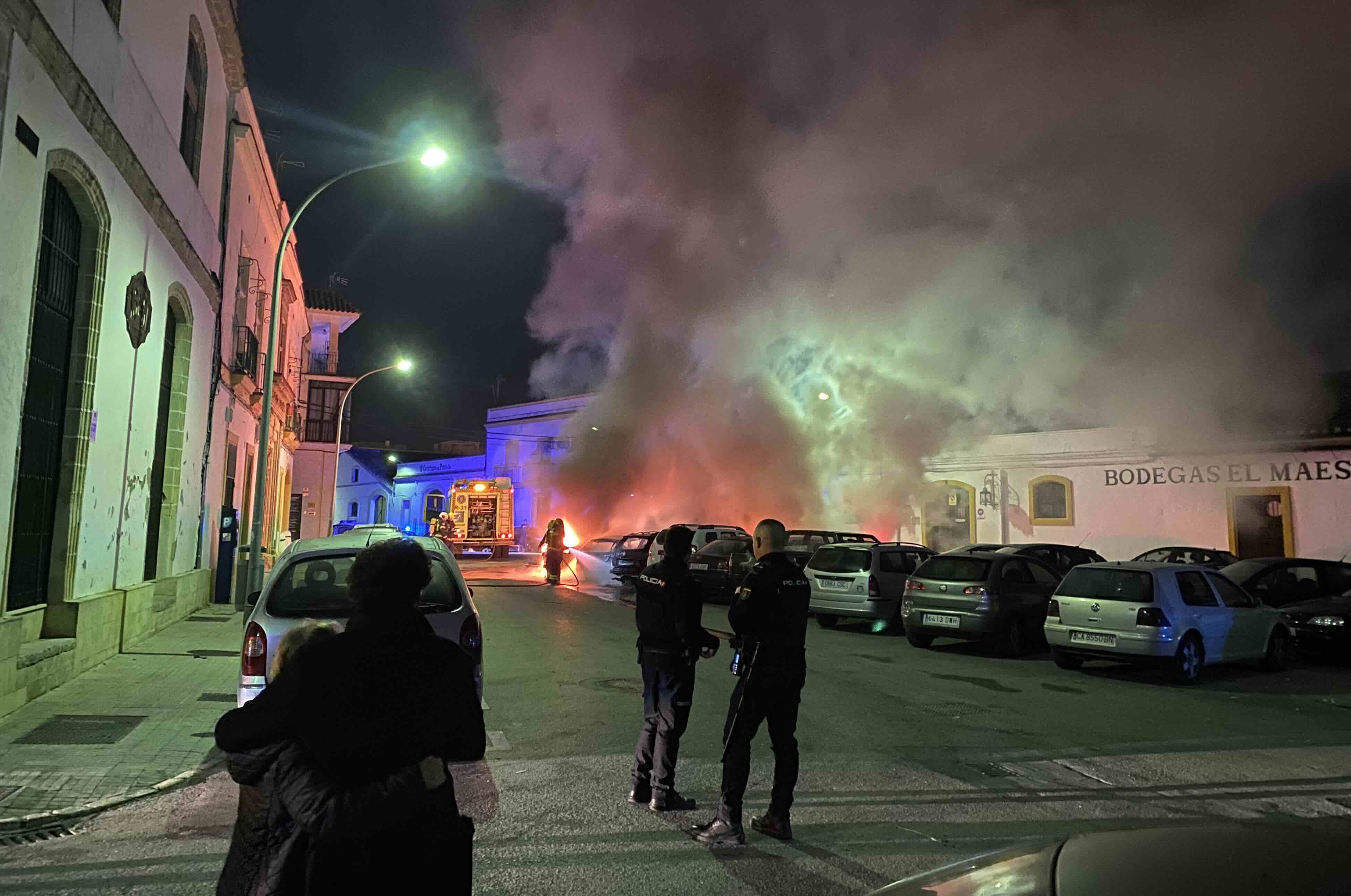 Llamas en mitad de plaza Silos, en plena ola de incendios en Jerez. Llamas en mitad de plaza Silos, en plena ola de incendios en Jerez.
