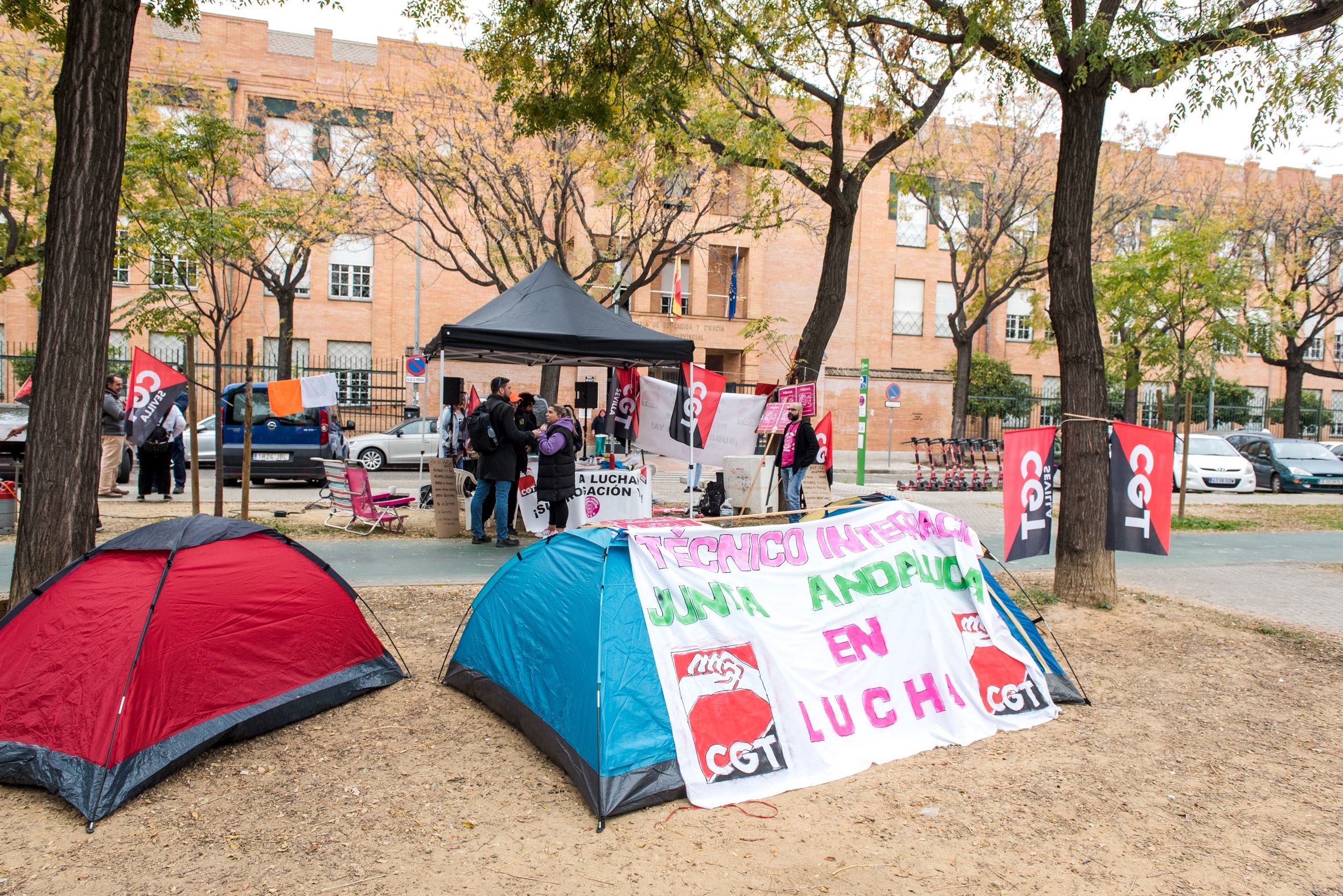 Acampada de las PTIS frente a la Consejería de Desarrollo Educativo en Sevilla. Acampada de las PTIS frente a la Consejería de Desarrollo Educativo en Sevilla.