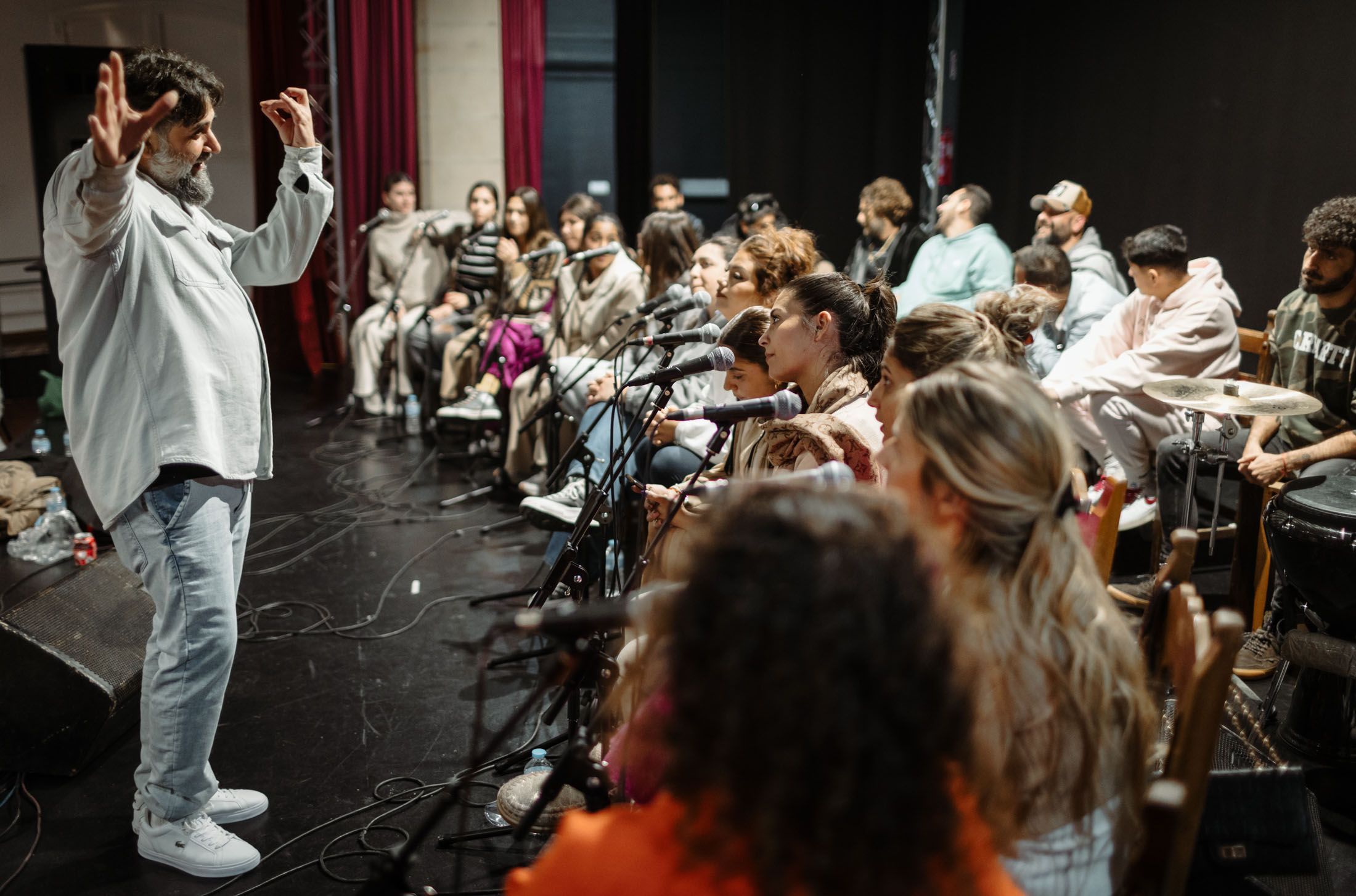 Luis de Perikín dando instrucciones a los componentes de Así Canta Jerez en Navidad durante un ensayo realizado en la Sala Paúl