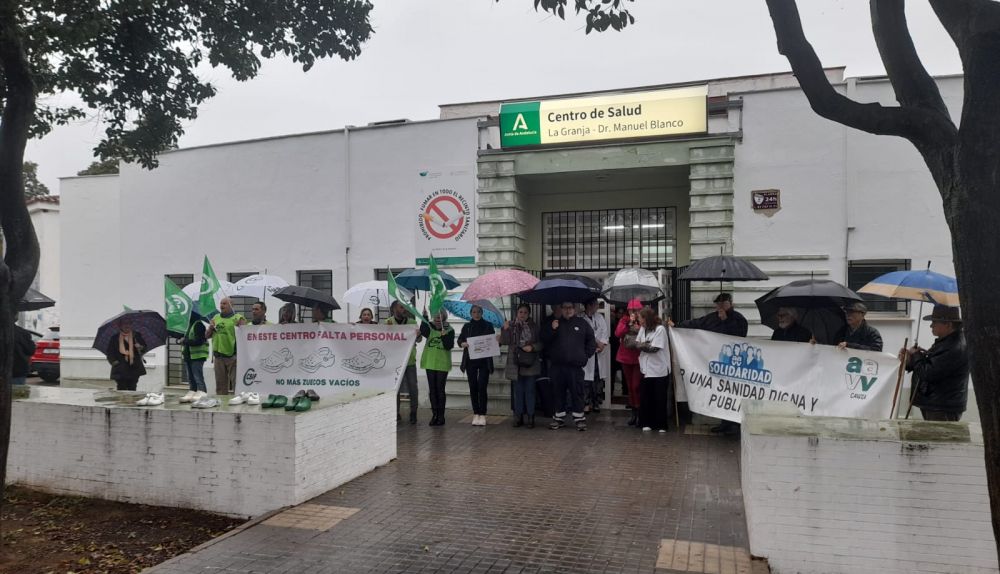 Una protesta en el centro de salud de La Granja.