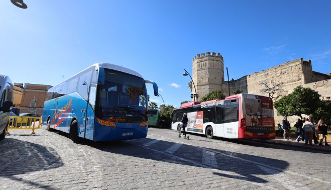 Decenas de autobuses han parado en la Alameda Vieja.