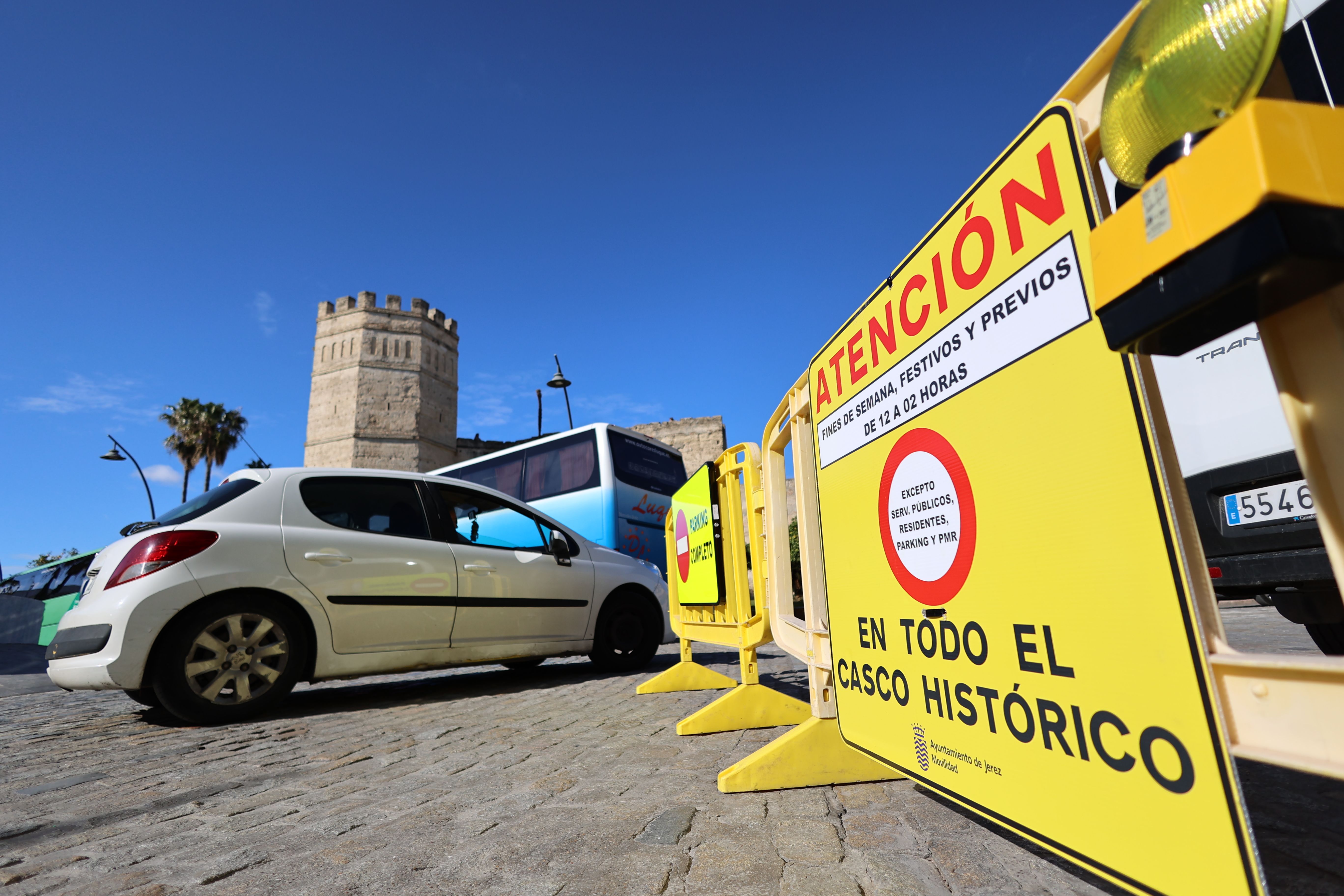 Acceso al centro cortado al tráfico, en las pasadas Zambombas en Jerez.