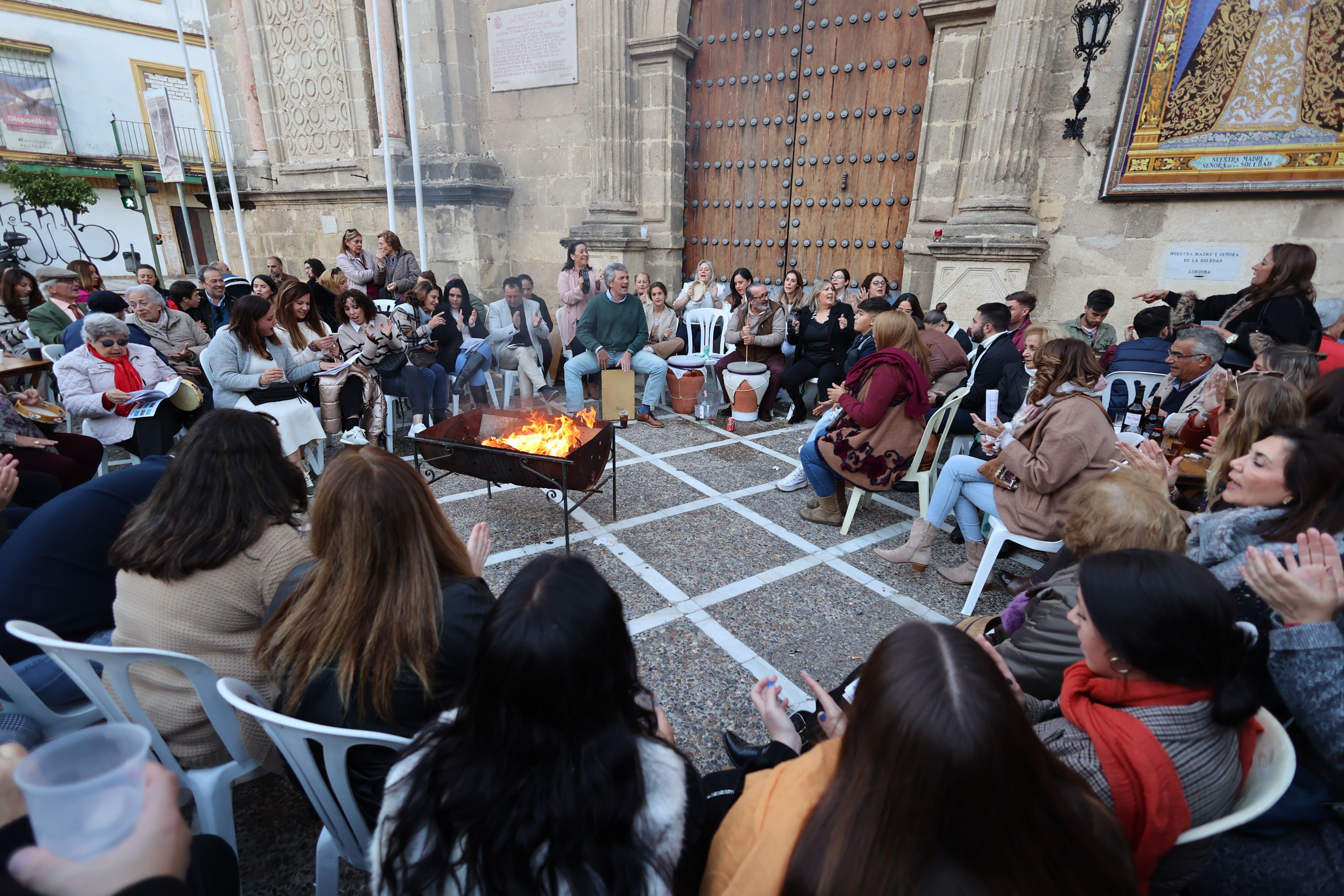 Una imagen del ambiente en la Zambomba de la hermandad de la Soledad. Una imagen del ambiente en la Zambomba de la hermandad de la Soledad.