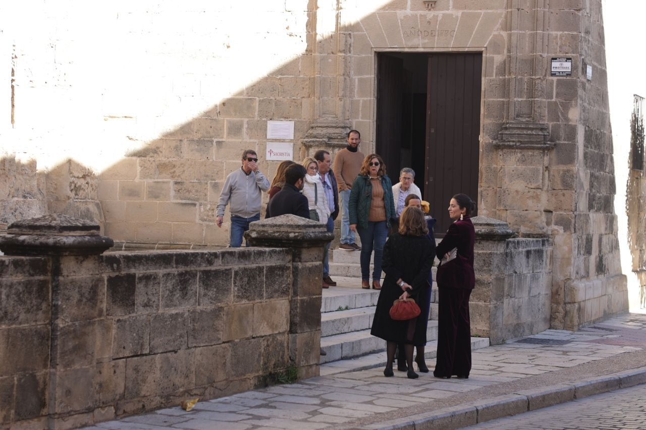 Una de las entradas de la iglesia de Santiago, momentos antes de la hora prevista para la boda.