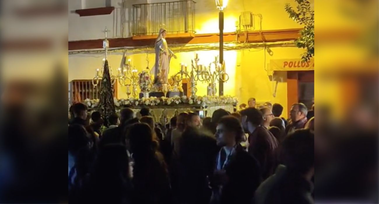 El paso de la Virgen de la Medalla Milagrosa, junto a la celebración de una Zambomba. El paso de la Virgen de la Medalla Milagrosa, junto a la celebración de una Zambomba.