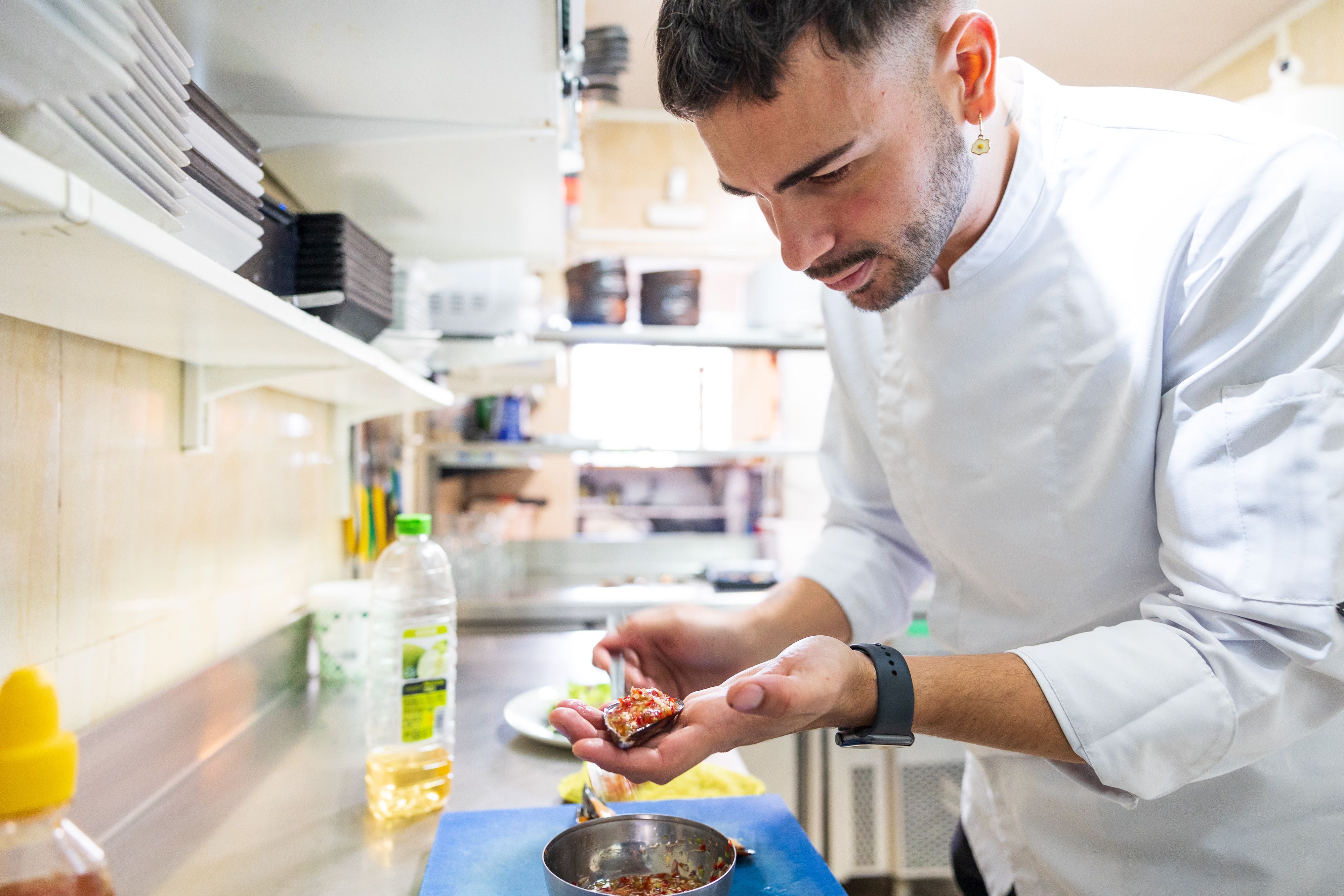 Loreto en la cocina concentrado en la preparación de un plato.   JUAN CARLOS TORO