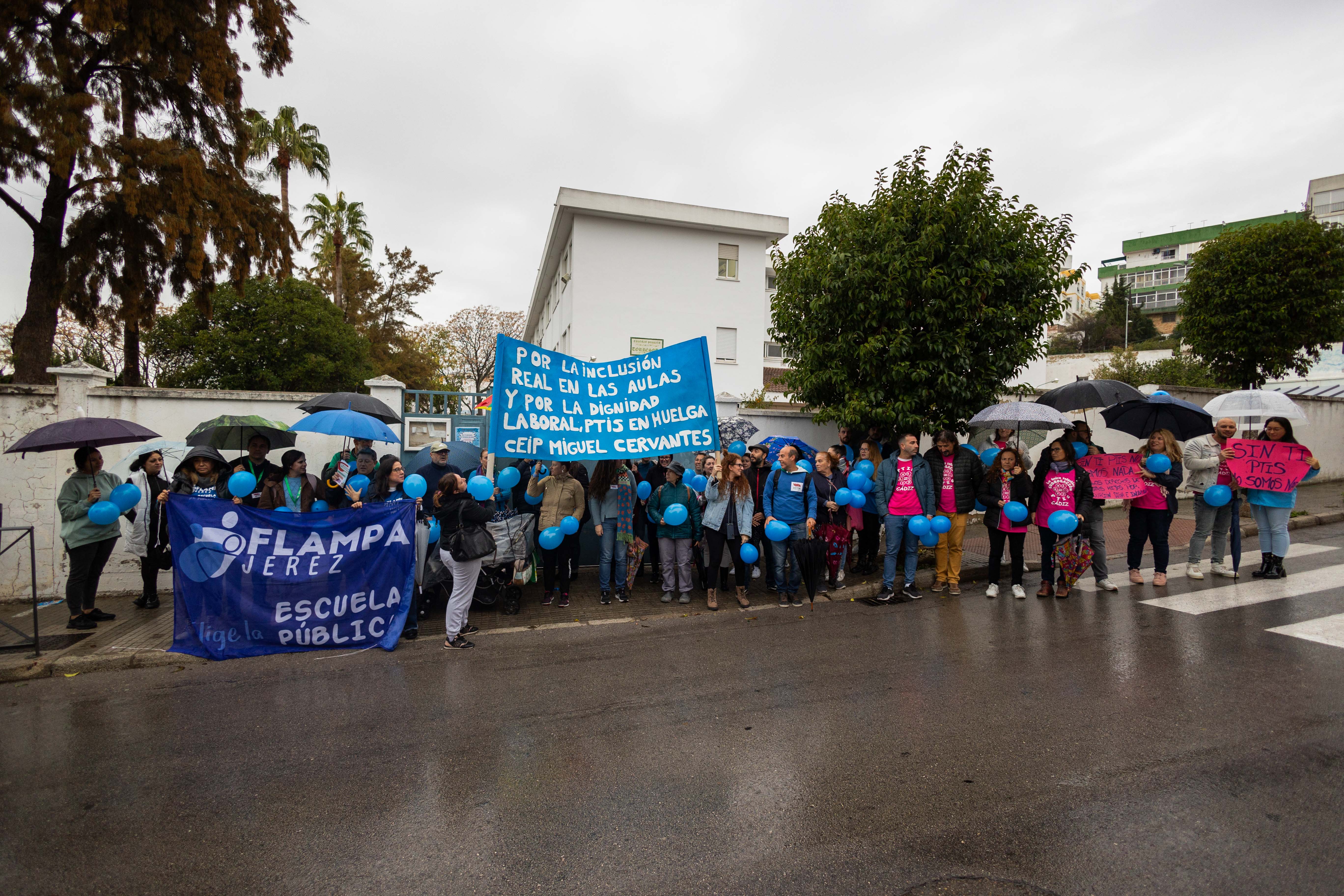 Concentración de PTIS, familias y sindicatos en el CEIP Torresoto.
