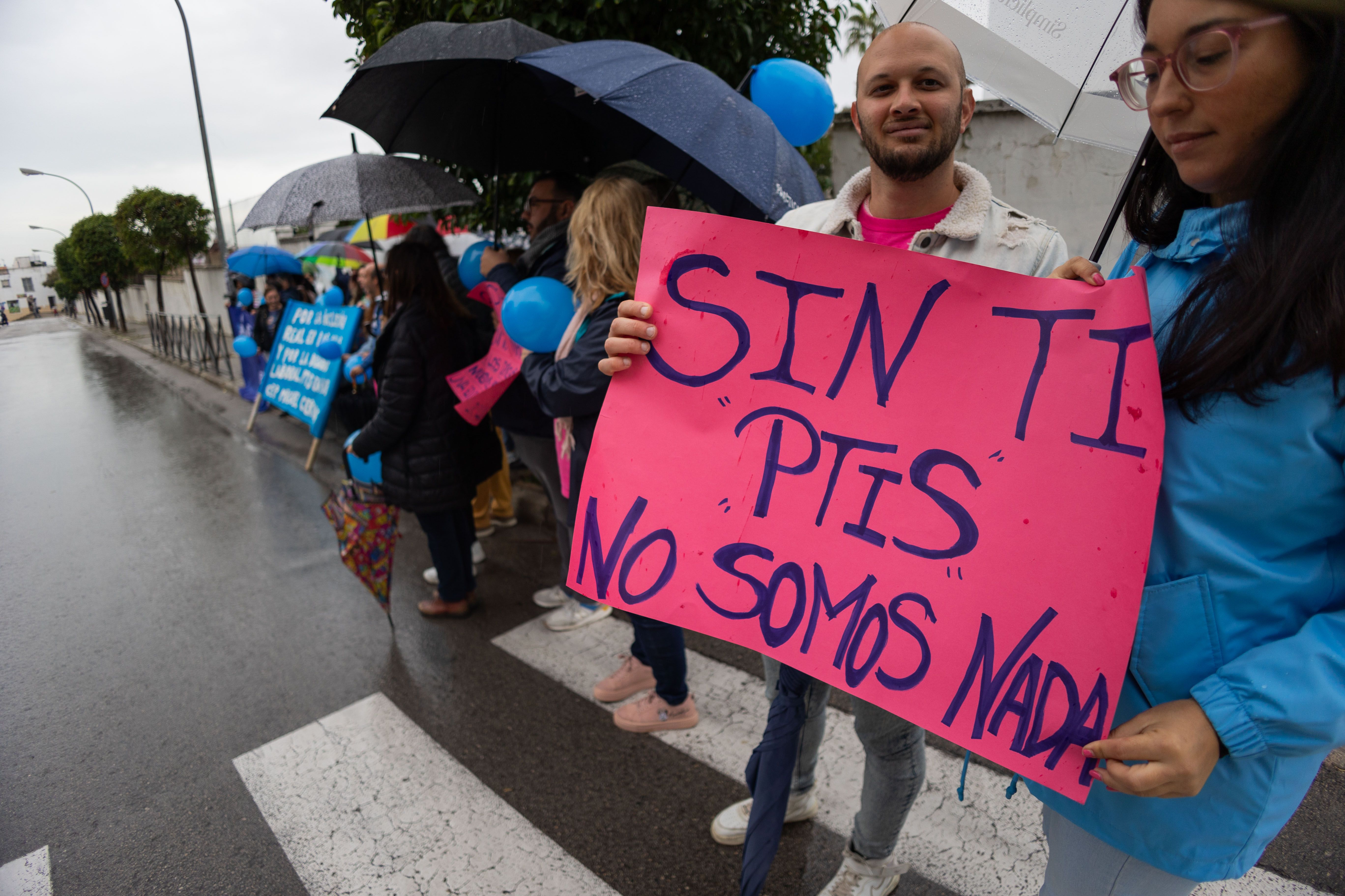 Concentración en el CEIP Torresoto en Jerez para reivindicar el aumento de plantillas de PTIS y su mejora de las condiciones laborales, en una imagen de archivo.