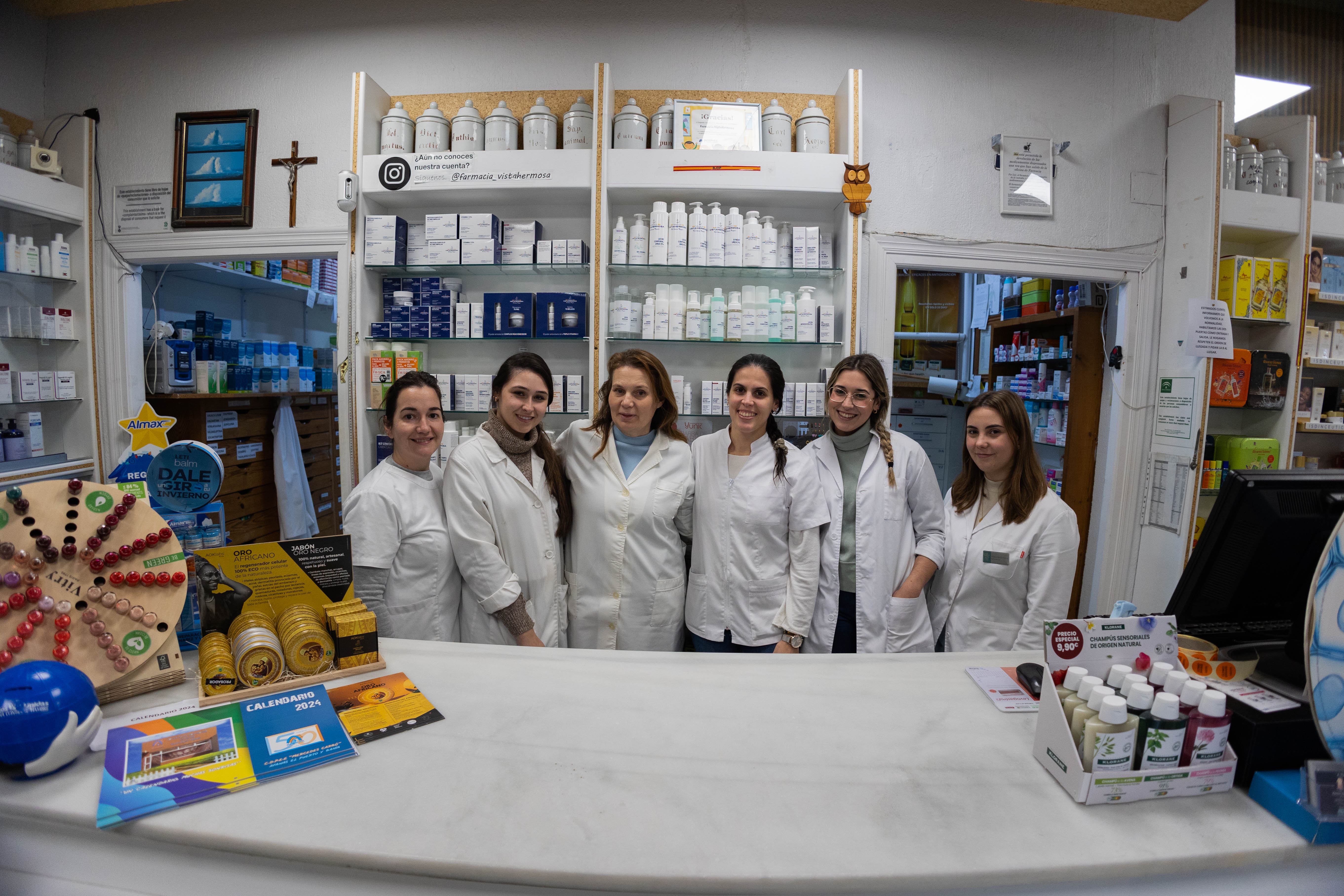 El equipo de la Farmacia Vistahermosa, la única que había en la zona.
