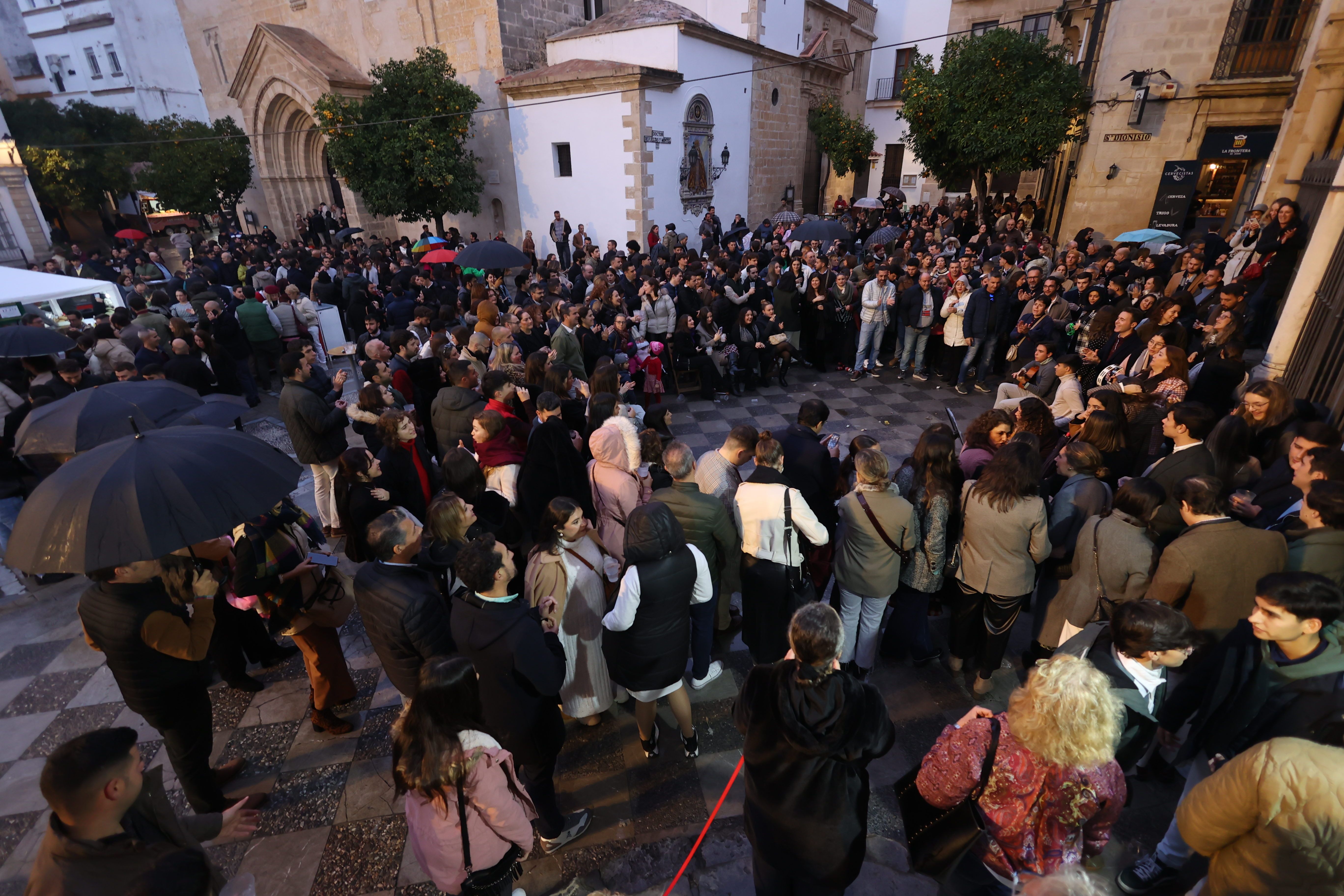 Una Zambomba en la plaza de la Asunción, un lugar que habitualmente cuenta con barras para servir comida y bebida. Una Zambomba en la plaza de la Asunción, un lugar que habitualmente cuenta con barras para servir comida y bebida.