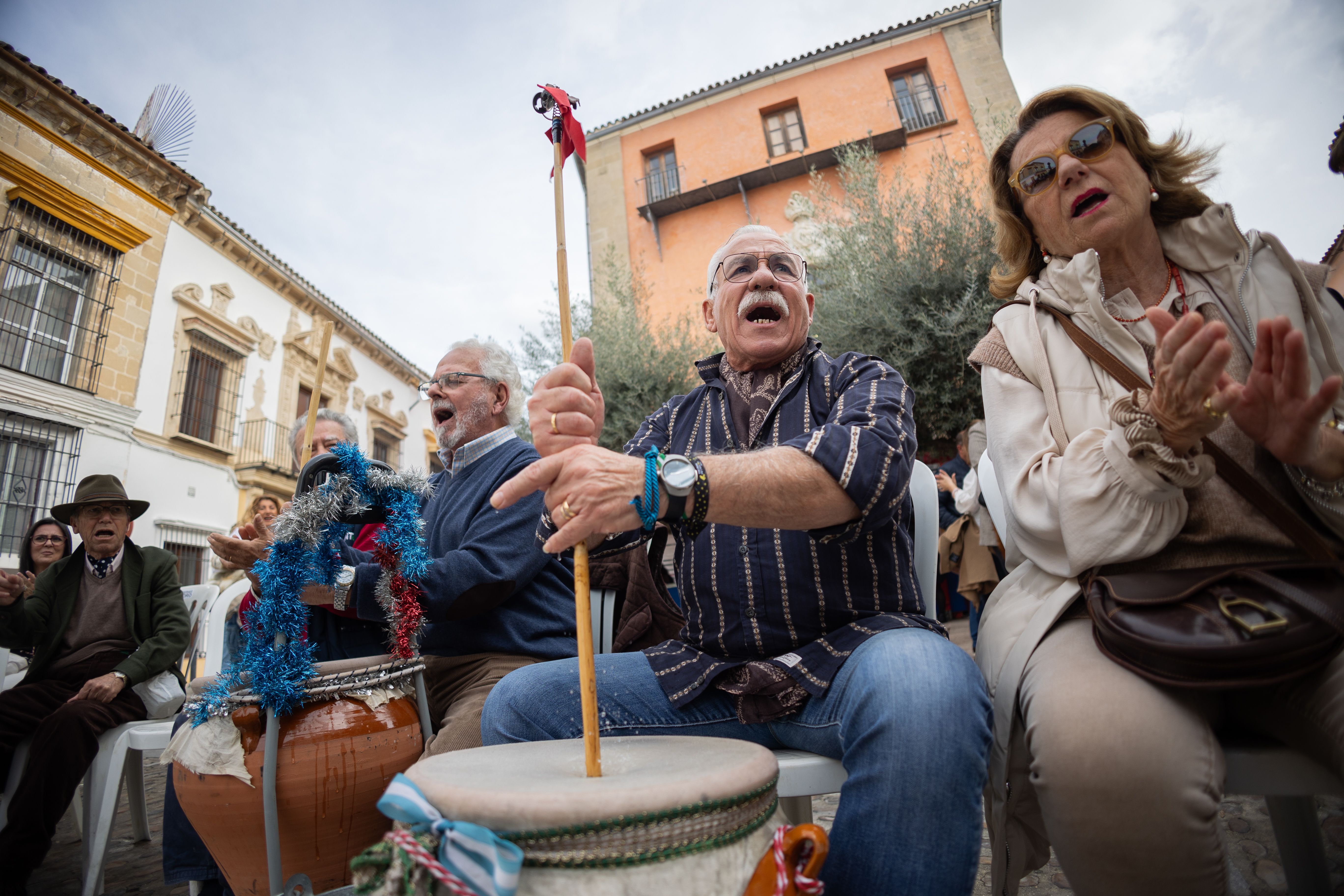 'El Bigote' y amigos en plena faena con su zambomba, en San Miguel.