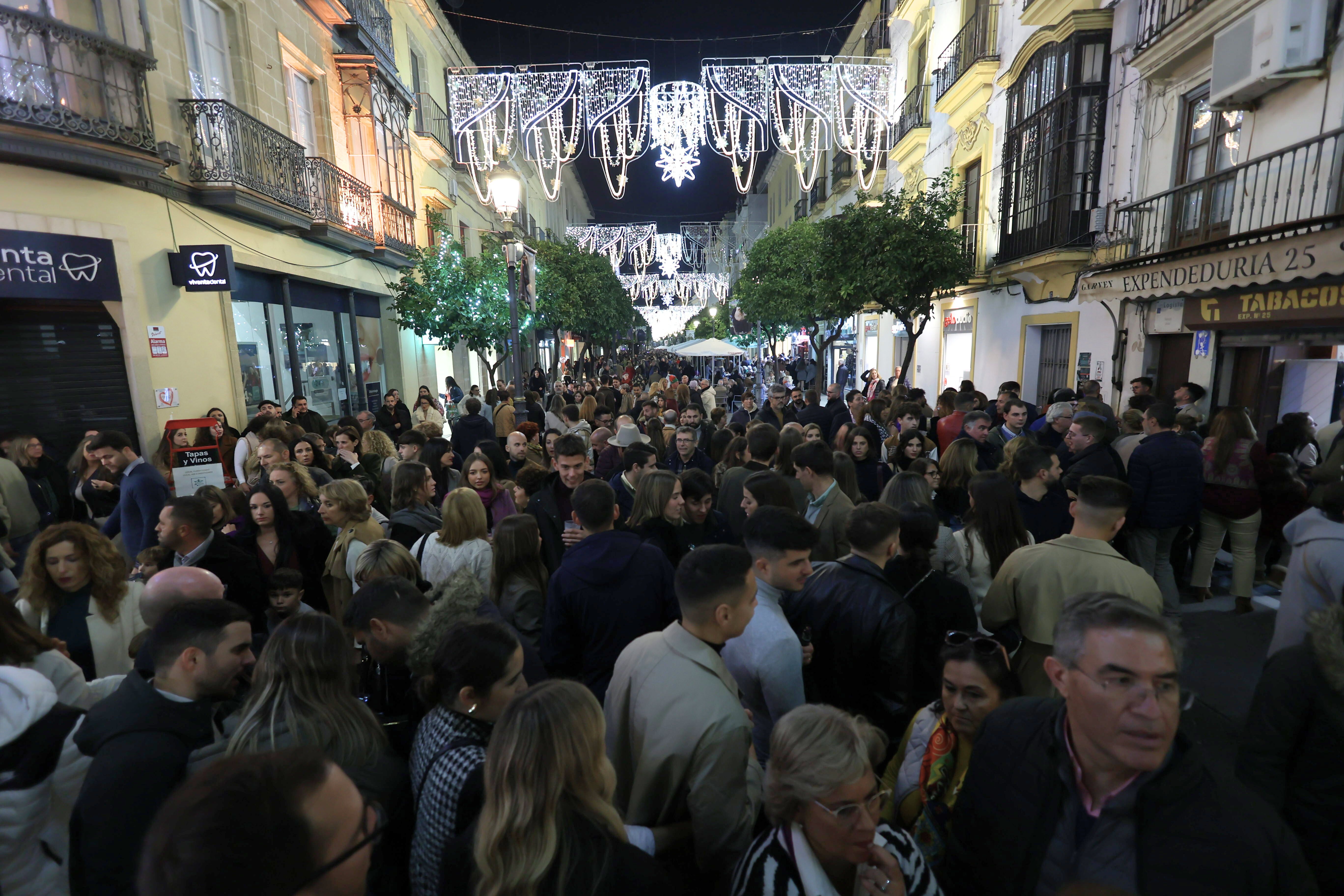 Zambomba en pleno centro de Jerez el pasado fin de semana.    MANU GARCÍA