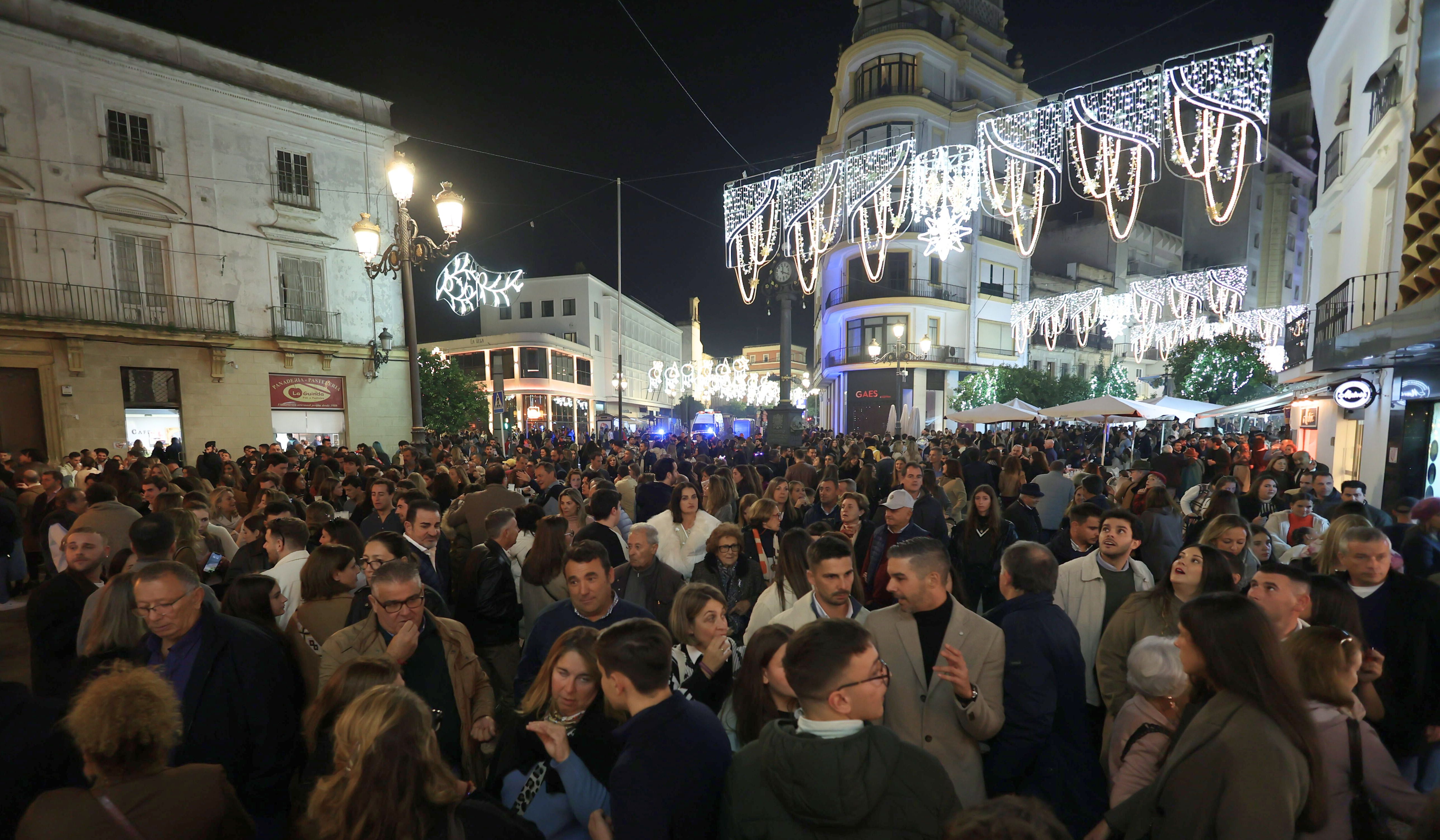 Ambiente en la calle Larga con motivo de la Zambomba del Gallo Azul el pasado año.