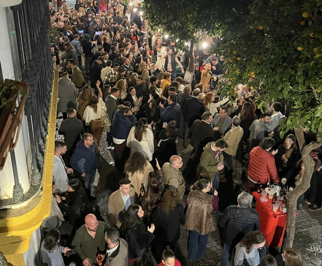 Vecinos entre Zambombas: la otra cara de la fiesta masiva de diciembre en Jerez. Imagen de calle Francos, este pasado sábado a las diez de la noche.