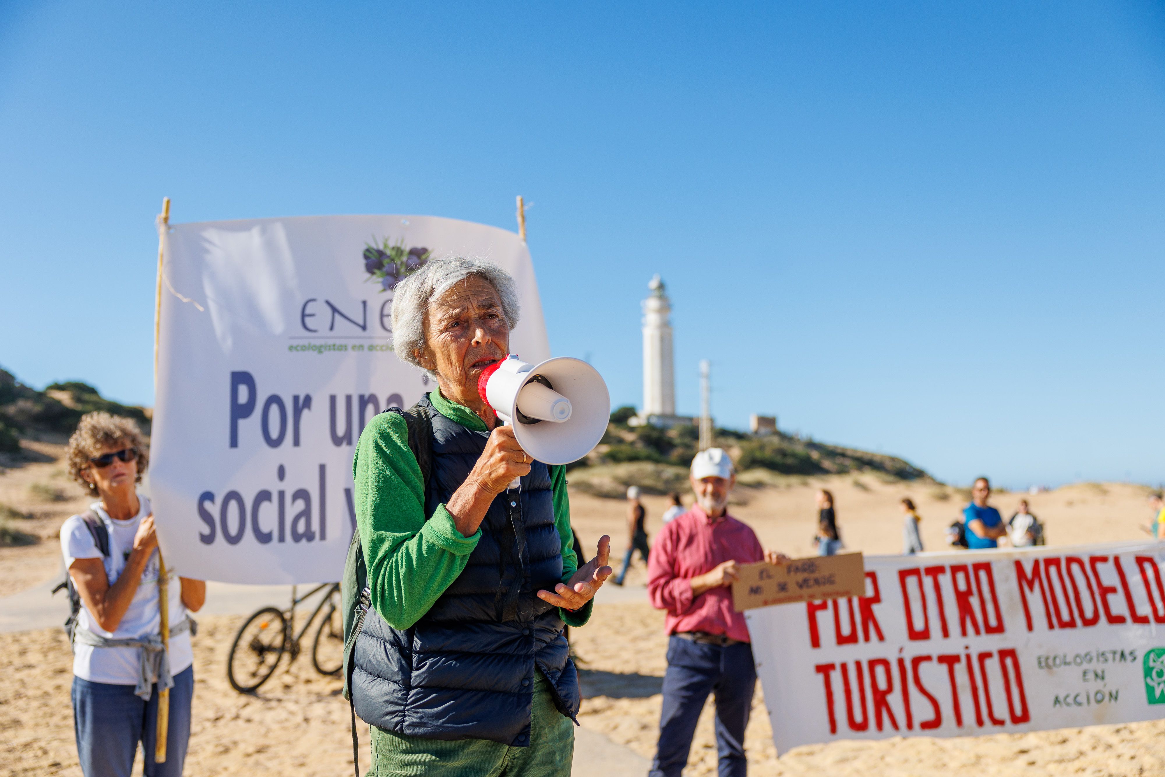 Lola Yllescas, durante su intervención al inicio de la protesta.   JUAN CARLOS TORO
